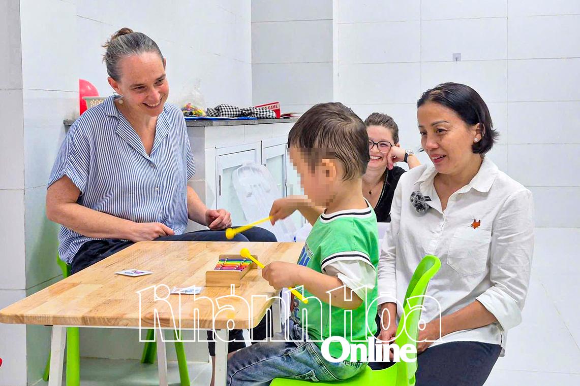 Đoàn chuyên gia Pháp thực hiện đánh giá, chẩn đoán cho trẻ bị rối loạn phát triển thần kinh tại đợt tập huấn