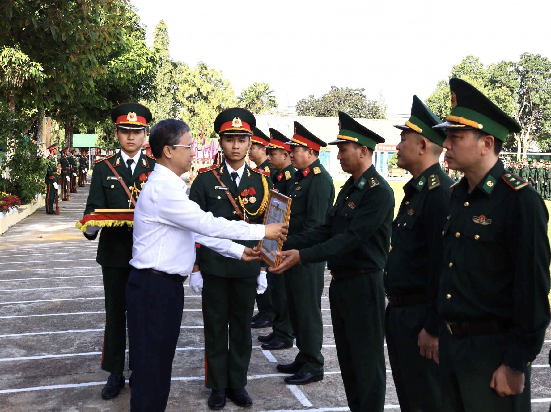 Ông Trần Hòa Nam trao bằng khen của UBND tỉnh cho các tập thể.