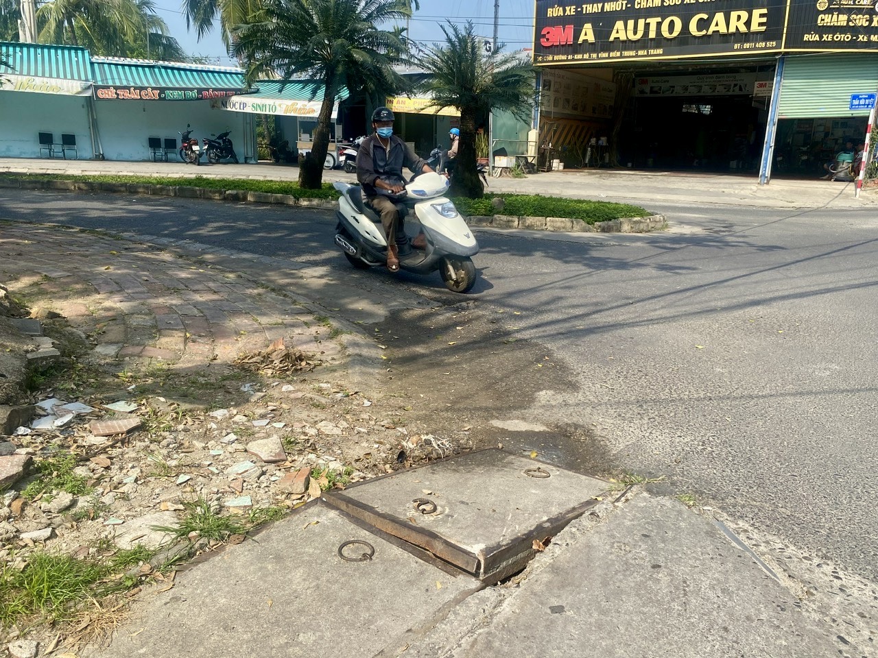 Tại Khu đô thị Vĩnh Điềm Trung (TP. Nha Trang): Nắp hố ga ở ngã ba đường Gò Găng bị hư hỏng