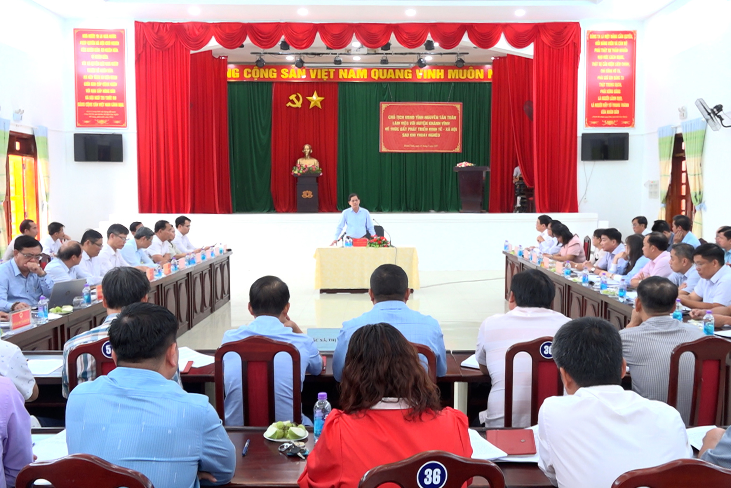 VIDEO: Chủ tịch UBND tỉnh Nguyễn Tấn Tuân làm việc với huyện Khánh Vĩnh về thúc đẩy phát triển kinh tế - xã hội