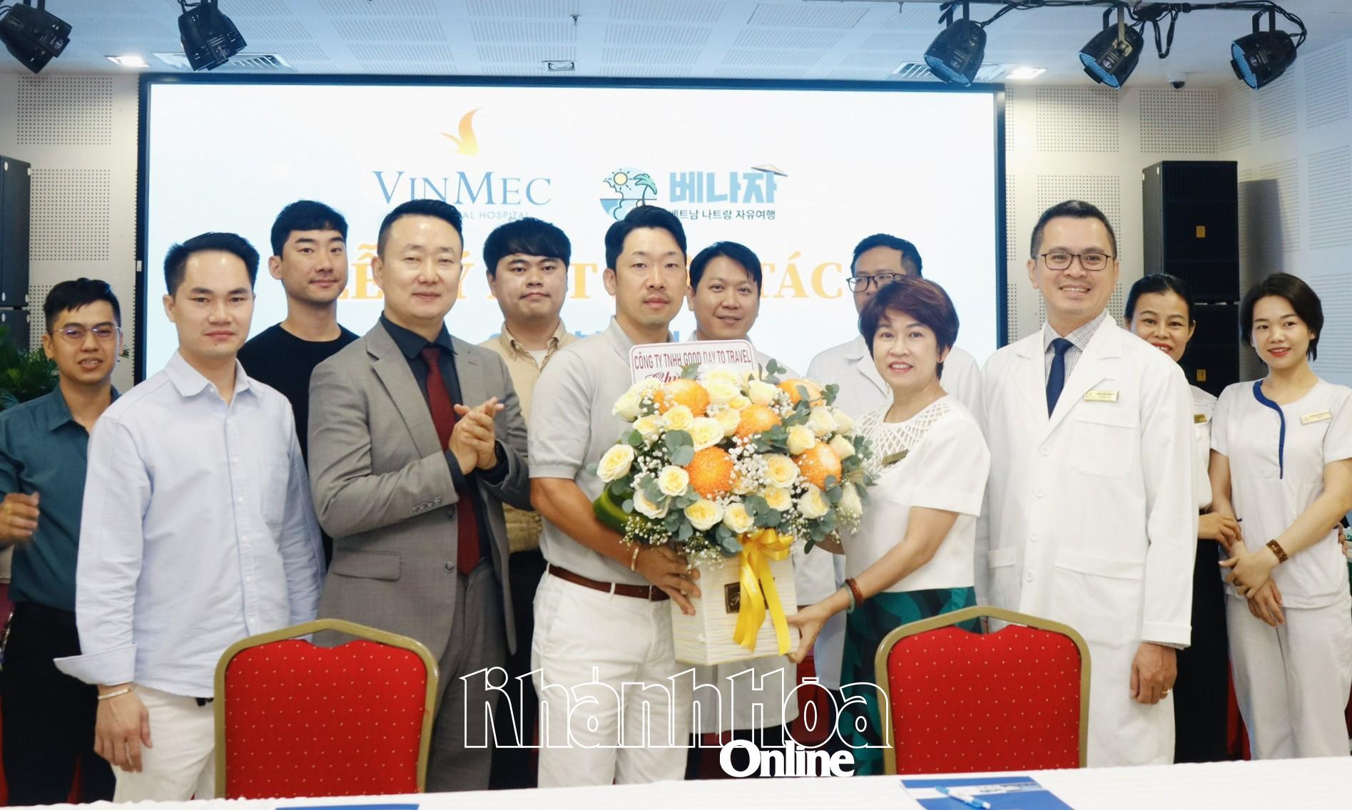 Ông Ha Seung Ho - Phó Tổng Giám đốc Công ty TNHH Good Day To Travel tặng hoa chúc mừng Bệnh viện Đa khoa Vinmec Nha Trang.