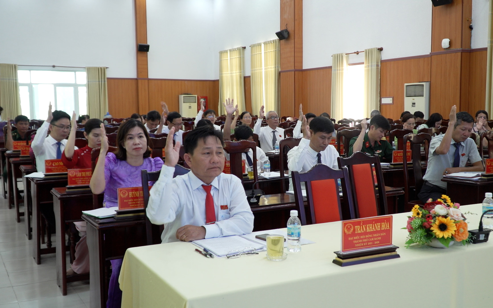 Đại biểu biểu quyết thông qua Nghị quyết kỳ họp