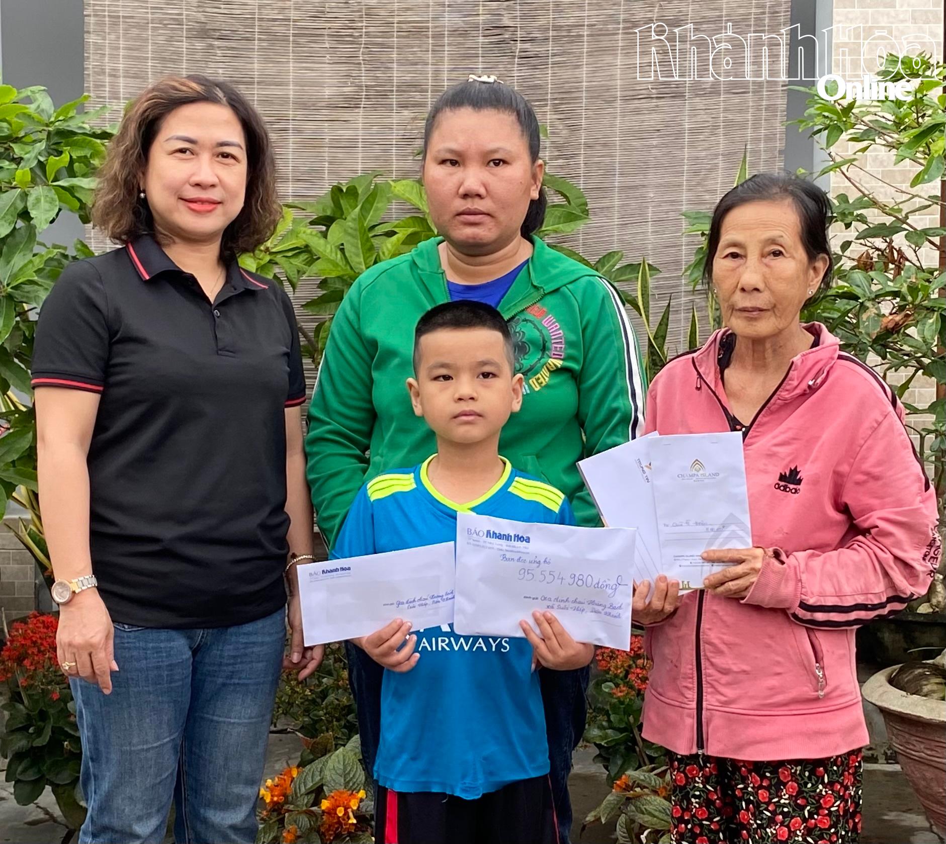 Đại diện Báo Khánh Hòa trao tiền của bạn đọc ủng hộ hơn 95,554 triệu đồng cho gia đình cháu Nguyễn Hoàng Bách