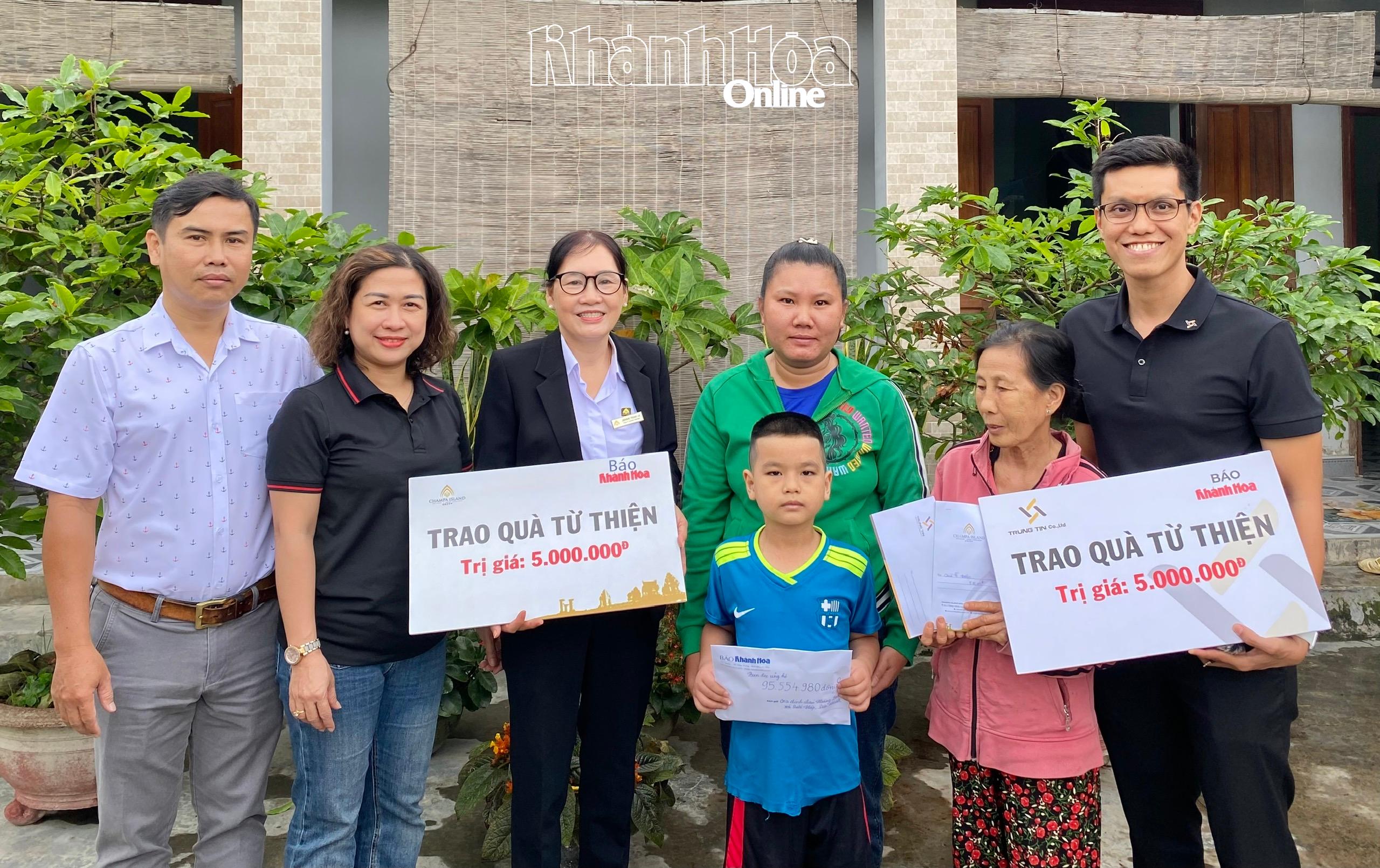 Đại diện các đơn vị trao tiền ủng hộ cho gia đình cháu Nguyễn Hoàng Bách