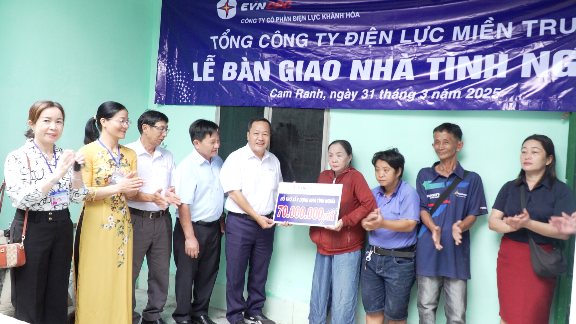 Đại diện Công Ty Cổ phần Điện lực Khánh Hòa trao bảng tượng trưng hỗ trợ cho gia đình