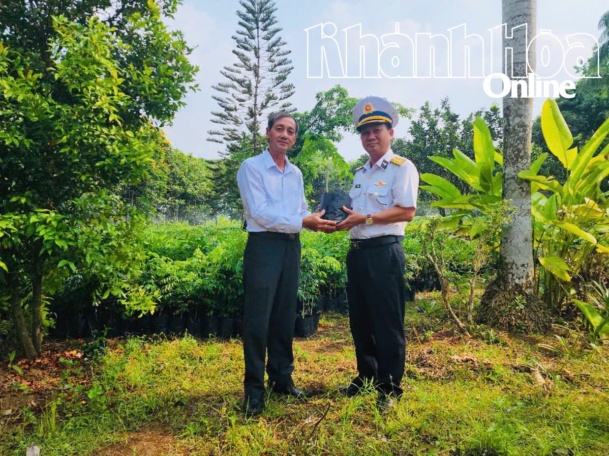 Đại diện Lữ đoàn 957 tiếp nhận tượng trưng cây giống từ Hội bảo vệ Thiên nhiên và Môi trường TP. Hồ Chí Minh