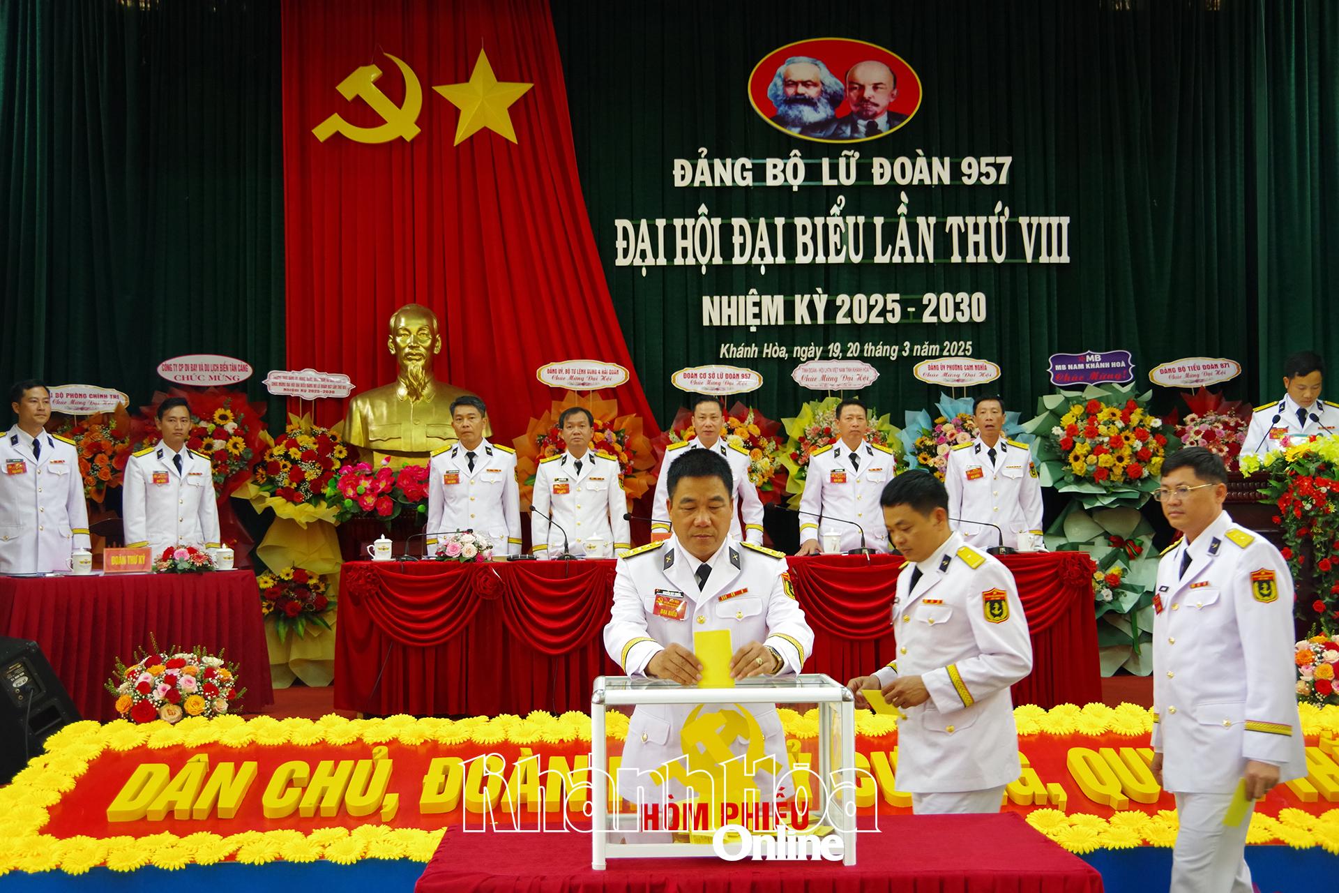 Các đại biểu bỏ phiếu bầu Ban Chấp hành Đảng bộ nhiệm kỳ mới.
