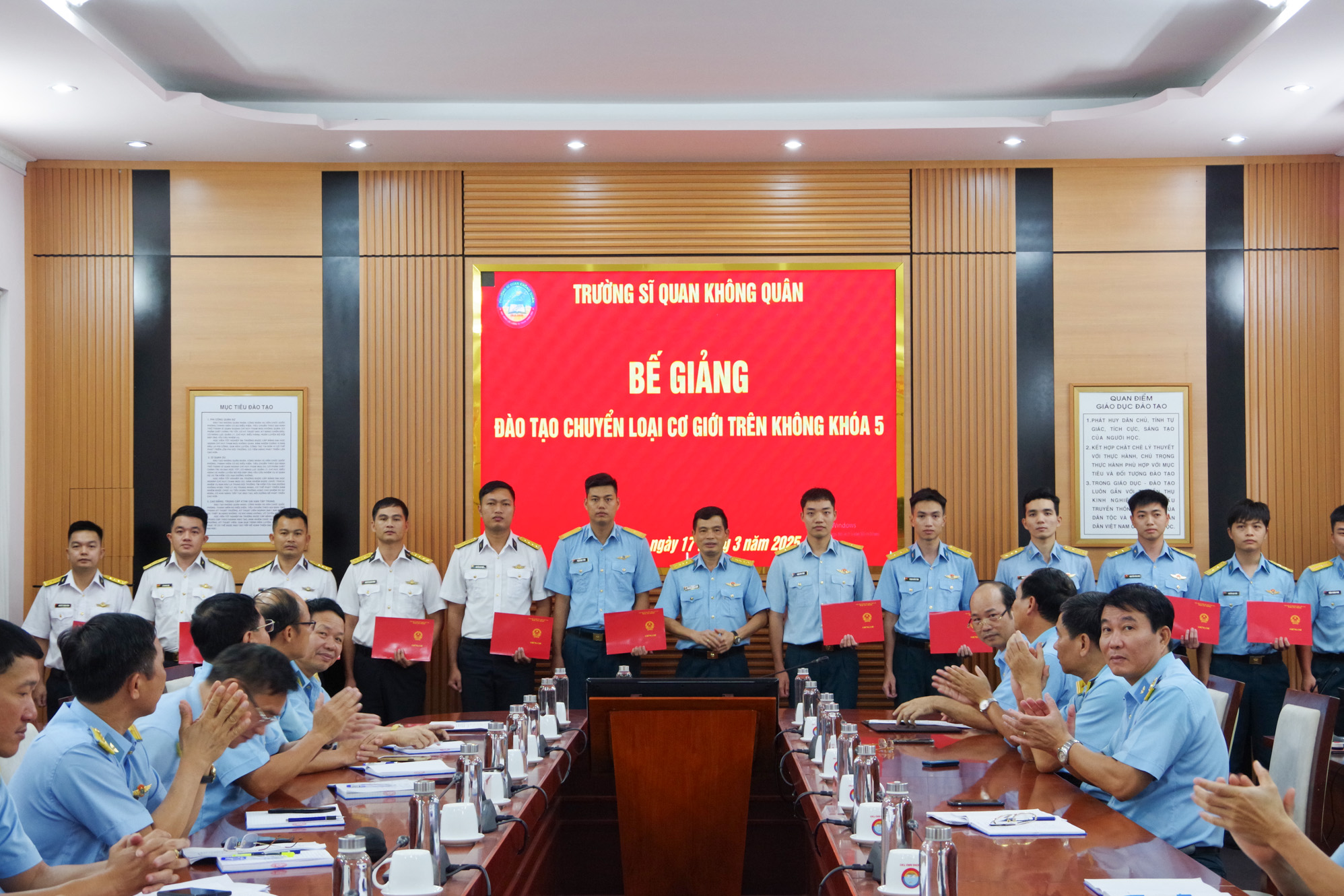 Trường Sĩ quan Không quân: Bế giảng đào tạo chuyển loại cơ giới trên không khóa 5