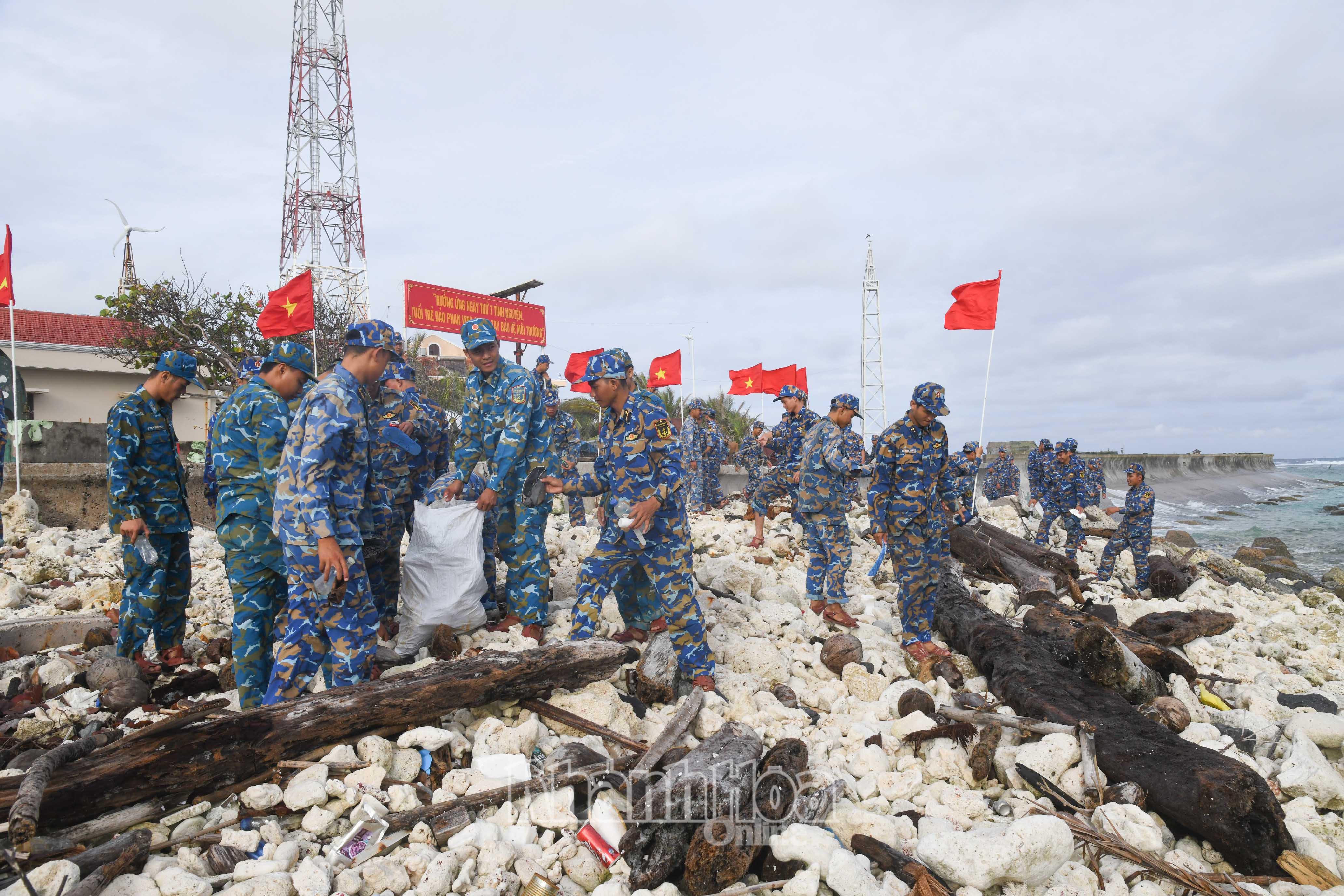 Cán bộ, chiến sĩ đảo Phan Vinh ra quân vệ sinh bờ biển.