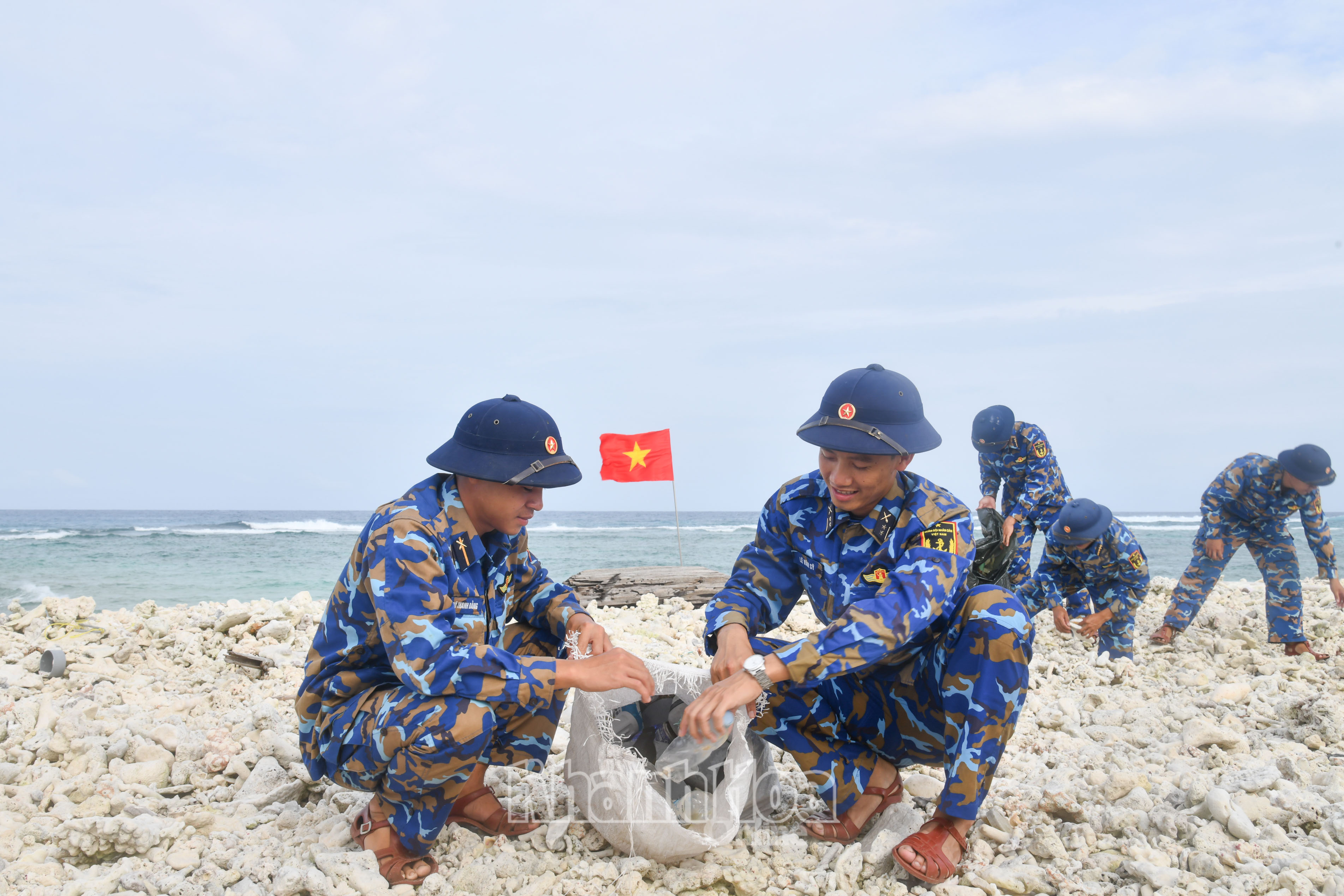 Đoàn viên, thanh niên đảo Sơn Ca thu gom rác thải nhựa trên bờ biển.
