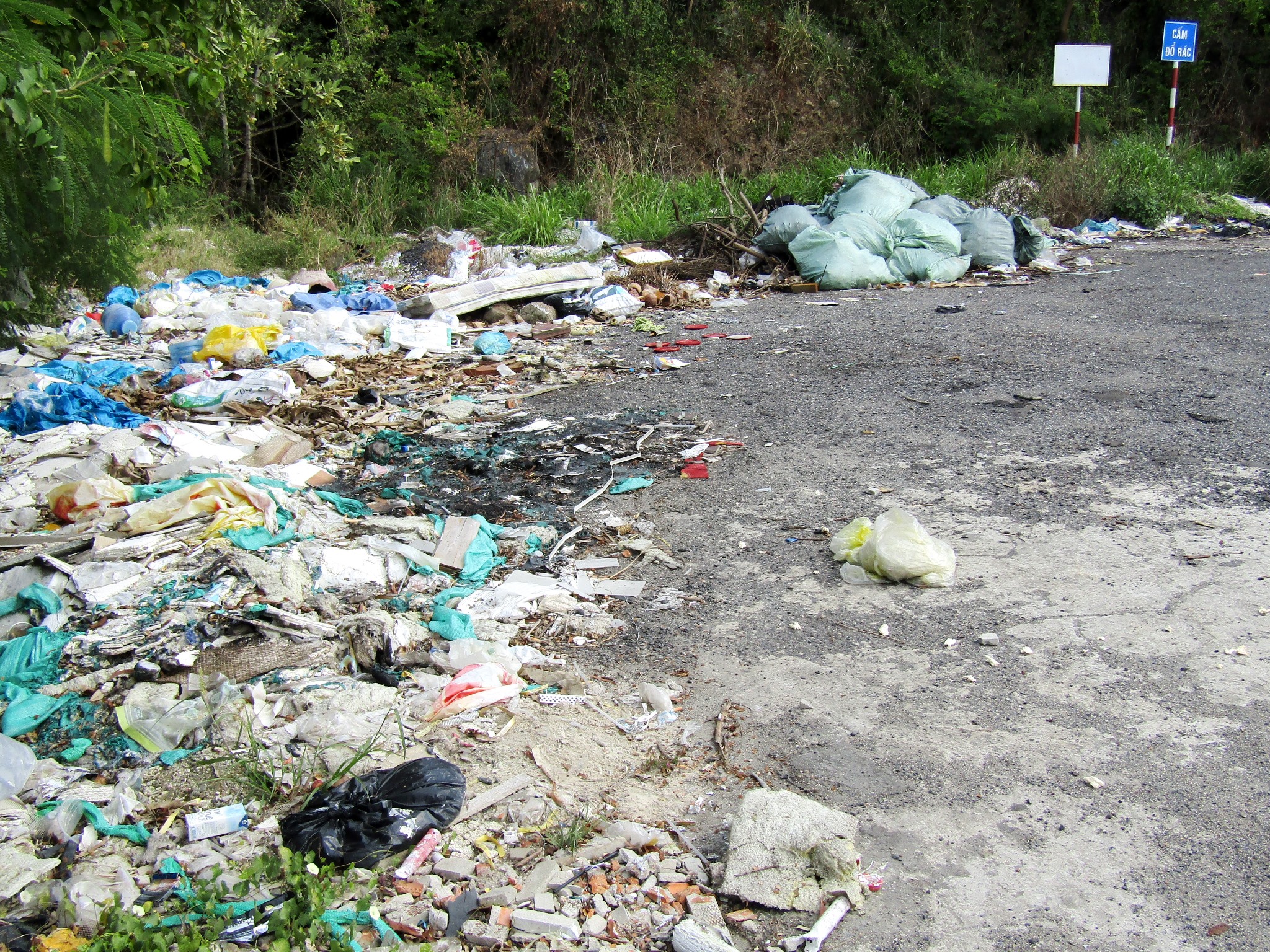 Bỏ rác bừa bãi ra bãi đậu xe