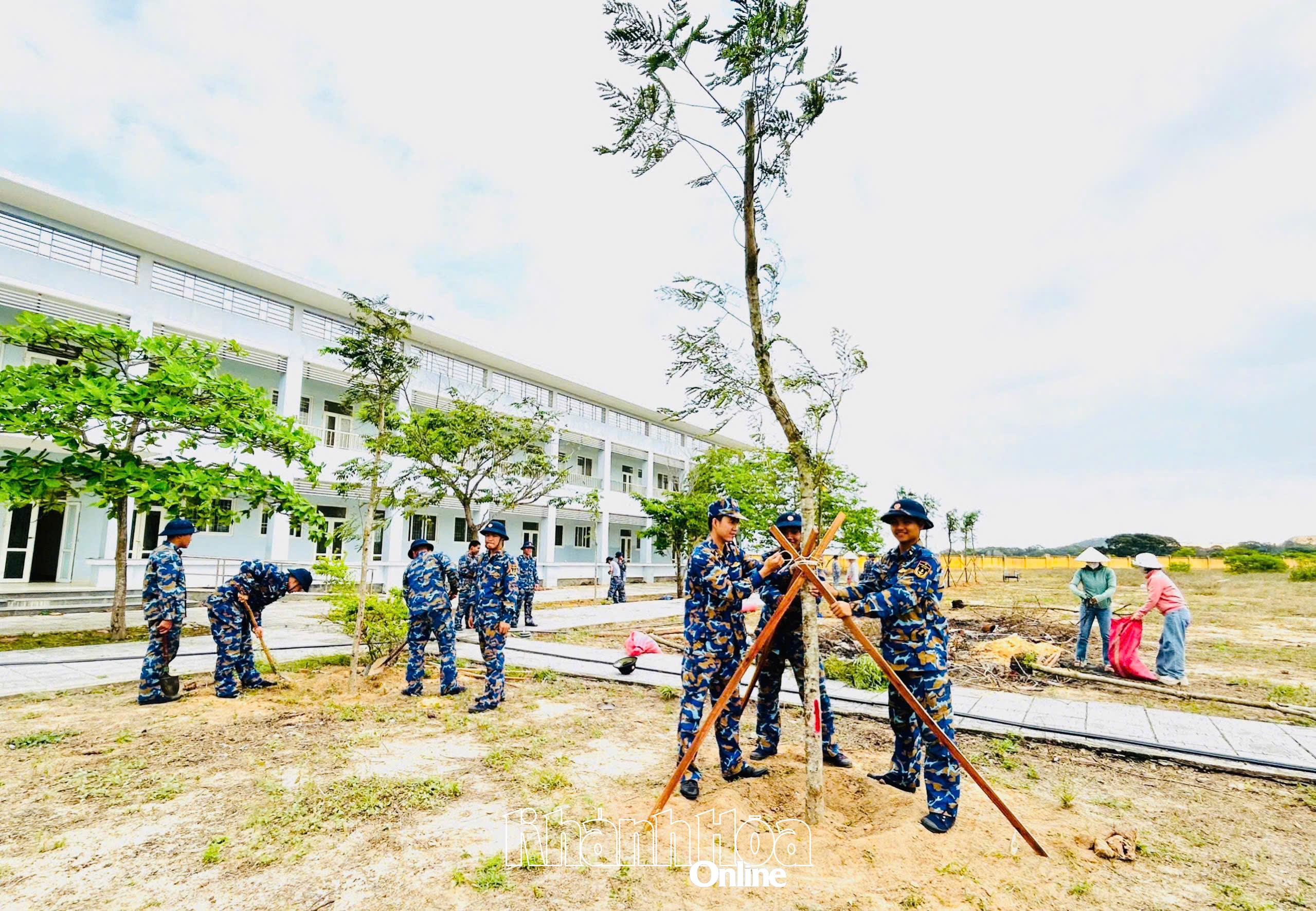 Đoàn viên thanh niên Lữ đoàn 957 và cán bộ Trường Tiểu học Căn cứ quân sự Cam Ranh trồng cây và dọn vệ sinh