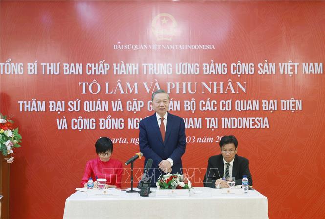 Tổng Bí thư thăm Đại sứ quán, gặp gỡ cán bộ các cơ quan đại diện và cộng đồng người Việt Nam tại Indonesia