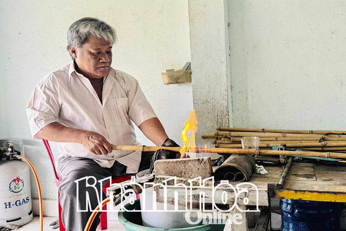 Ông Nguyễn Bấu luôn nỗ lực làm việc, vươn lên trong cuộc sống.