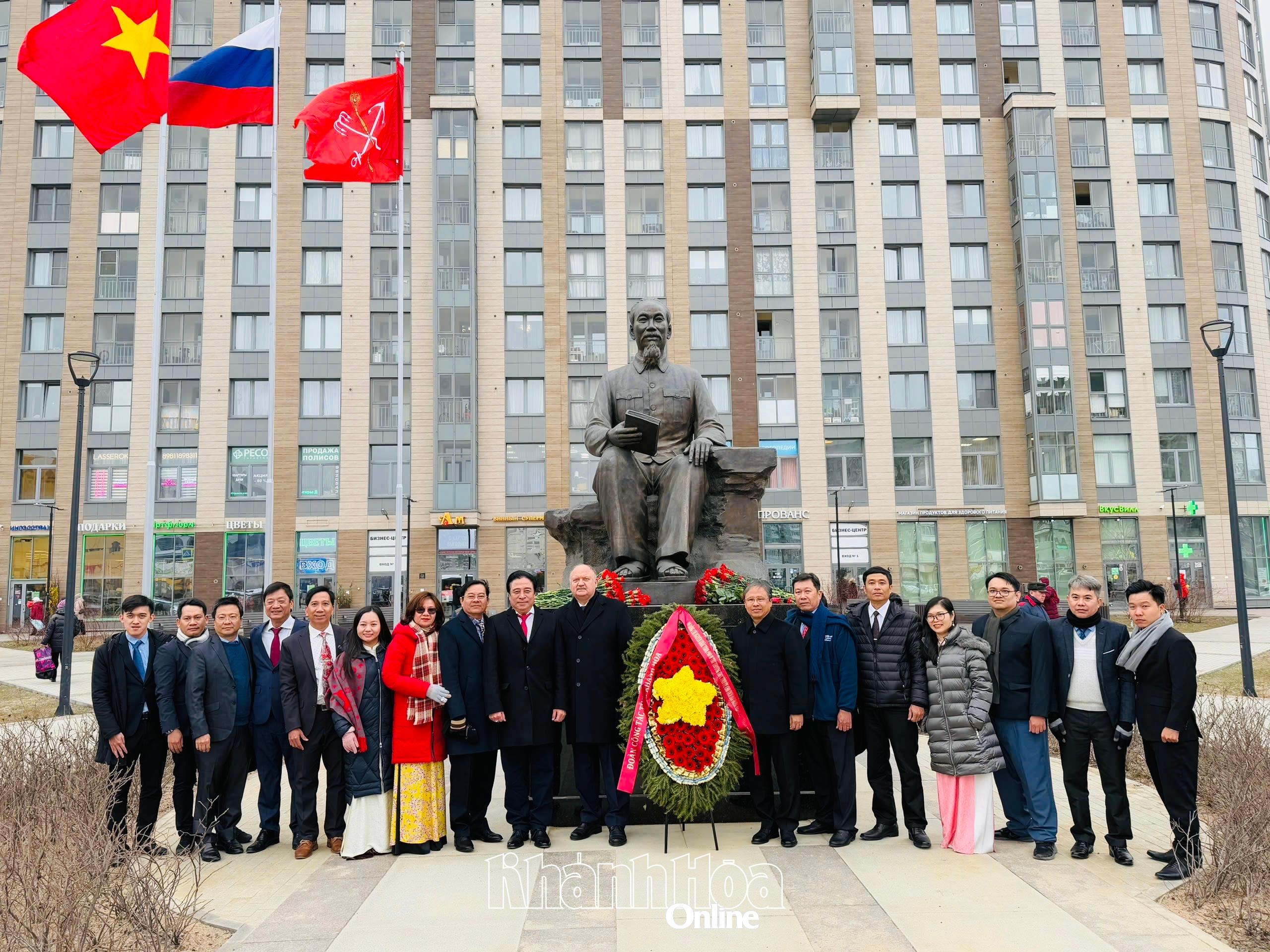 Đoàn công tác tỉnh Khánh Hòa dâng hoa tại tượng đài Chủ tịch Hồ Chí Minh tại TP. Saint Petersburg.