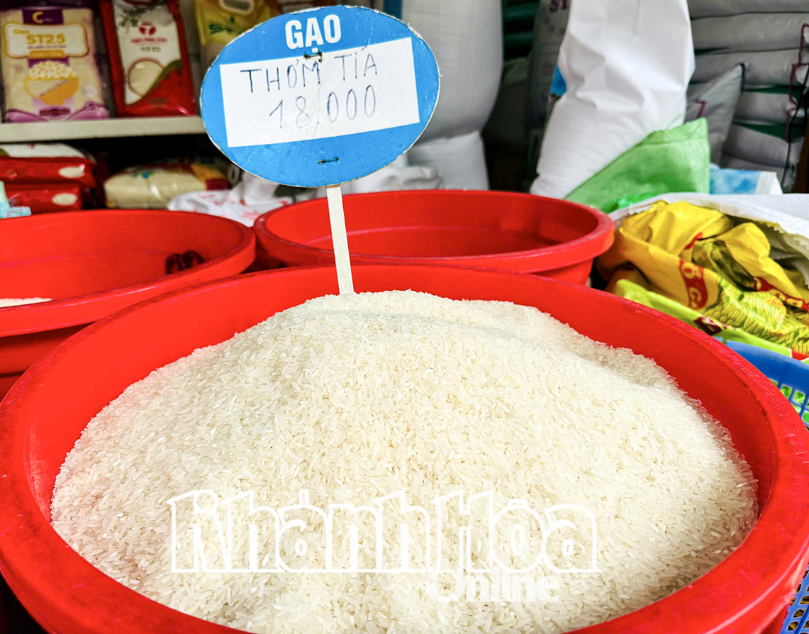 Giá gạo thơm tía được niêm yết tại một cơ sở kinh doanh gần chợ Xóm Mới sáng 19-3.