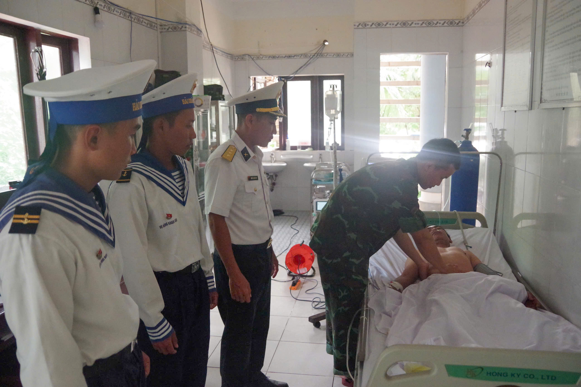 Bệnh xá đảo Trường Sa cấp cứu ngư dân bị xuất huyết tiêu hóa