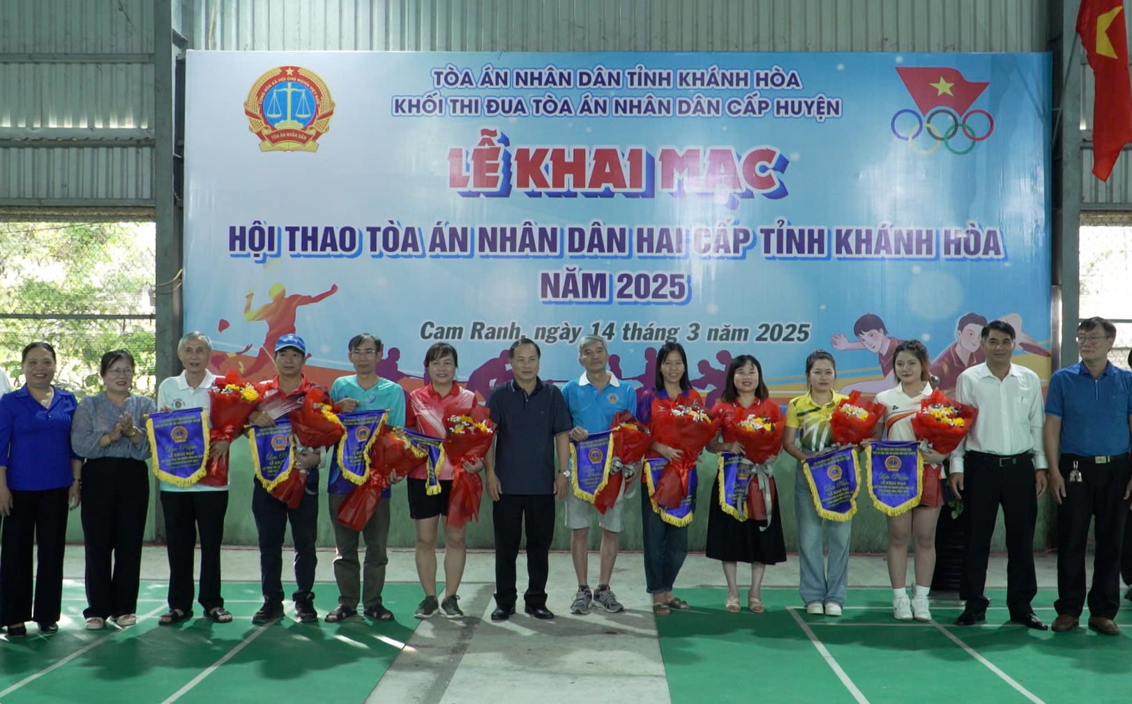 Các đội nhận cờ lưu niệm của Ban tổ chức.