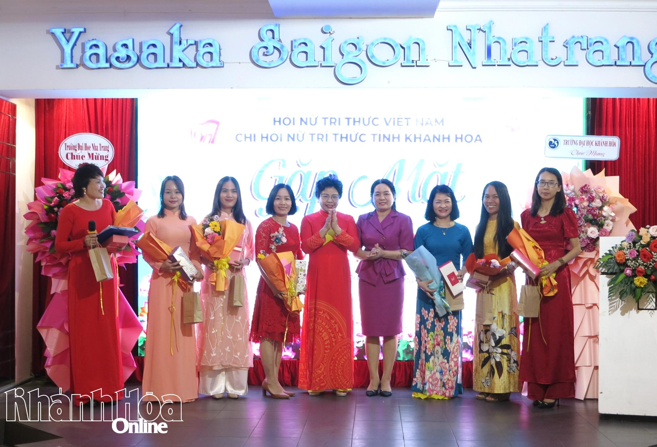 Chi hội Nữ trí thức tỉnh gặp mặt, giao lưu văn nghệ