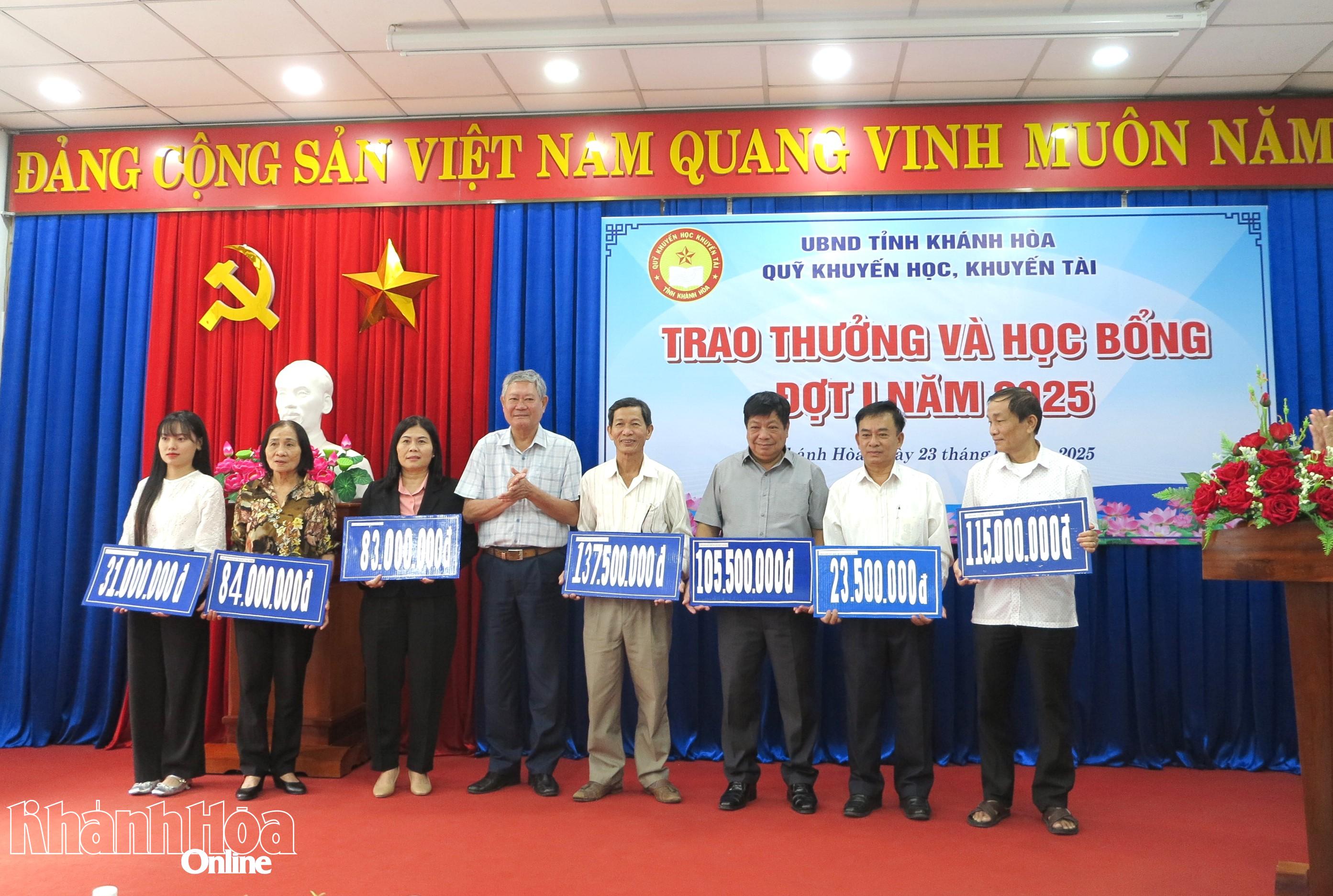 Quỹ Khuyến học, khuyến tài Khánh Hòa: Trao hơn 1,17 tỷ đồng phần thưởng, học bổng cho học sinh