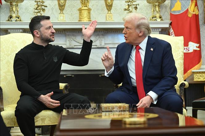 Tổng thống Mỹ Donald Trump (phải) hội đàm với Tổng thống Ukraine Volodymyr Zelensky tại Nhà Trắng, ngày 28/2/2025. Ảnh: AP/TTXVN
