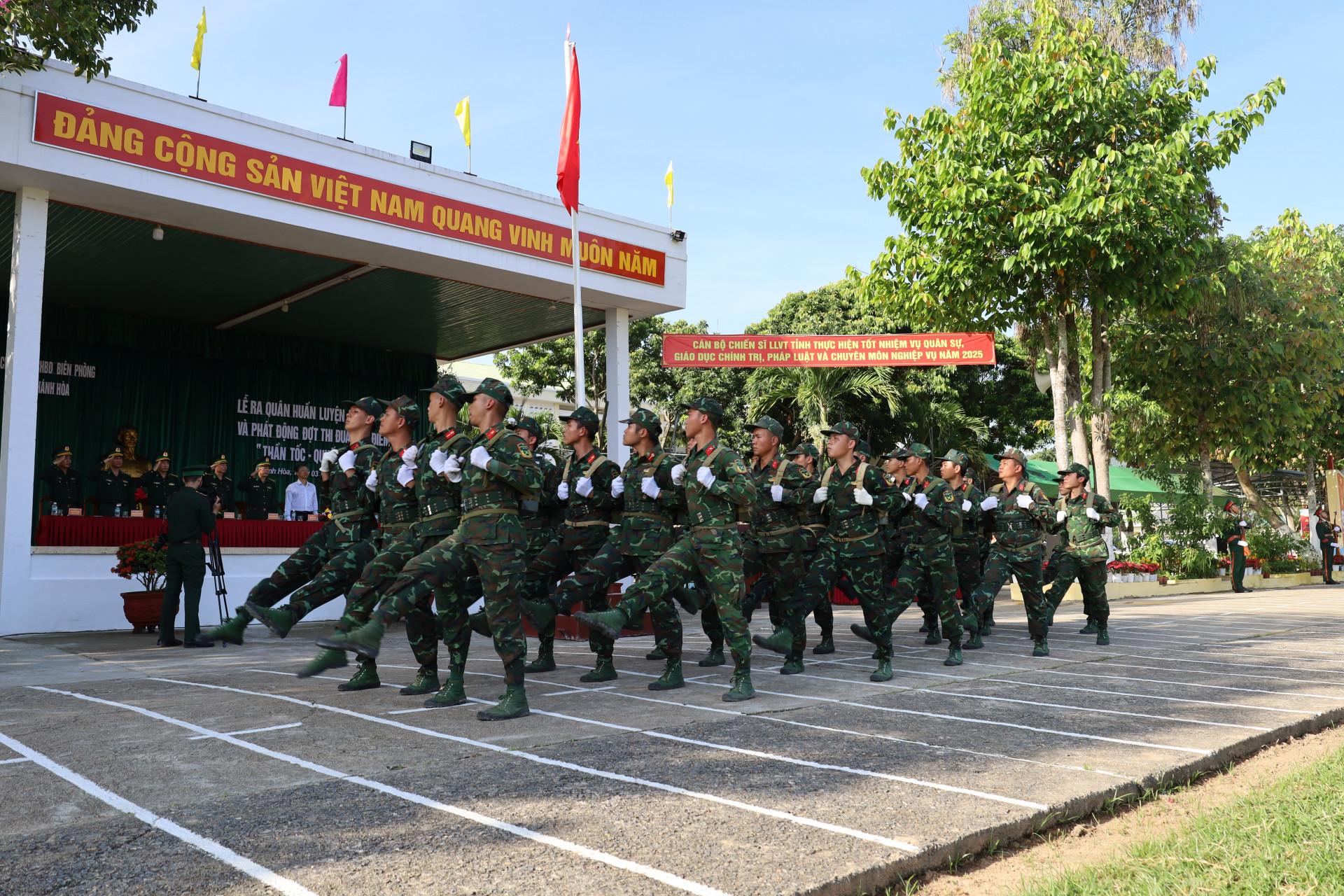 Các đơn vị duyệt đội ngũ tại lễ ra quân huấn luyện.