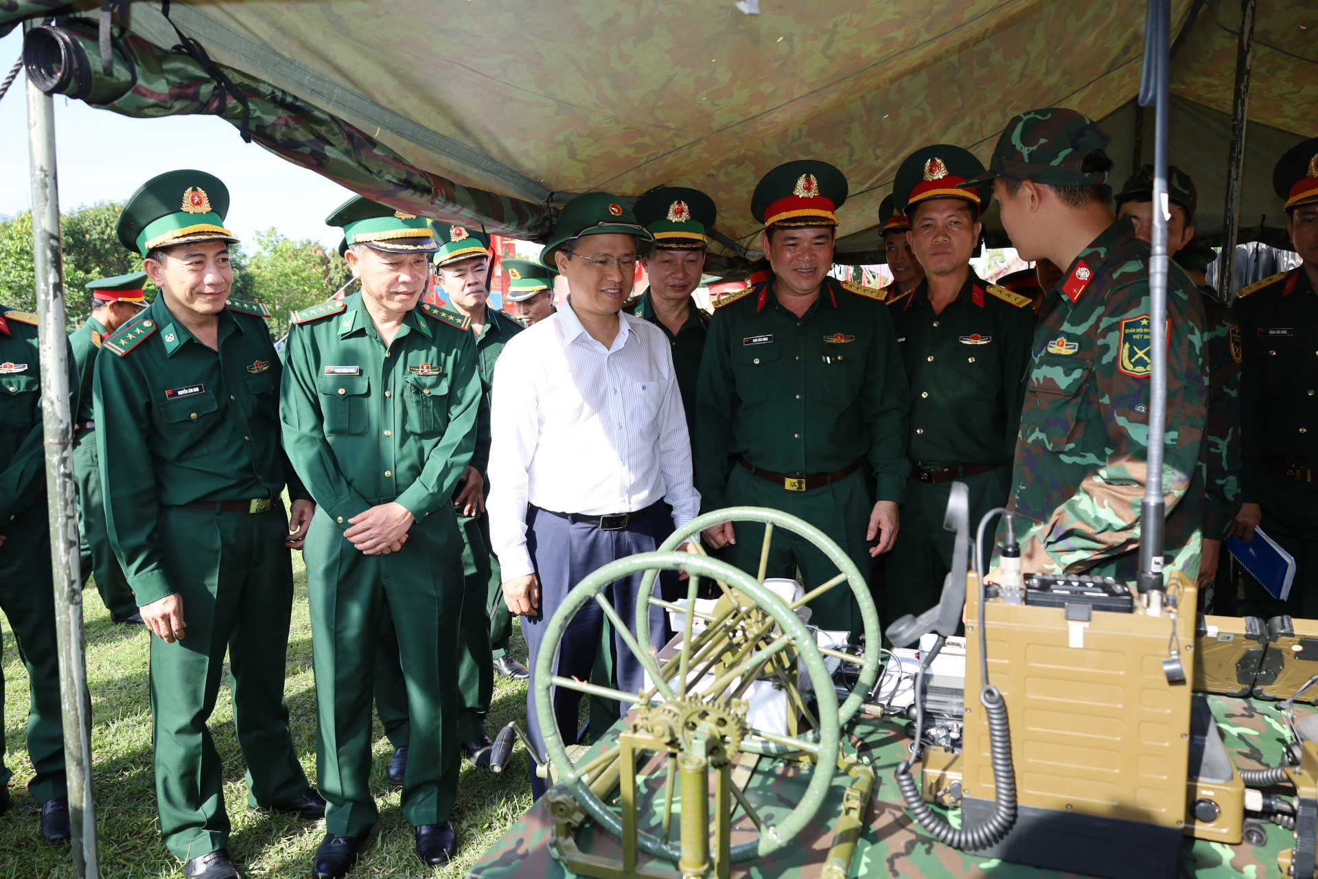 Các đại biểu tham quan khu trưng bày sáng kiến cải tiến mô hình học cụ.