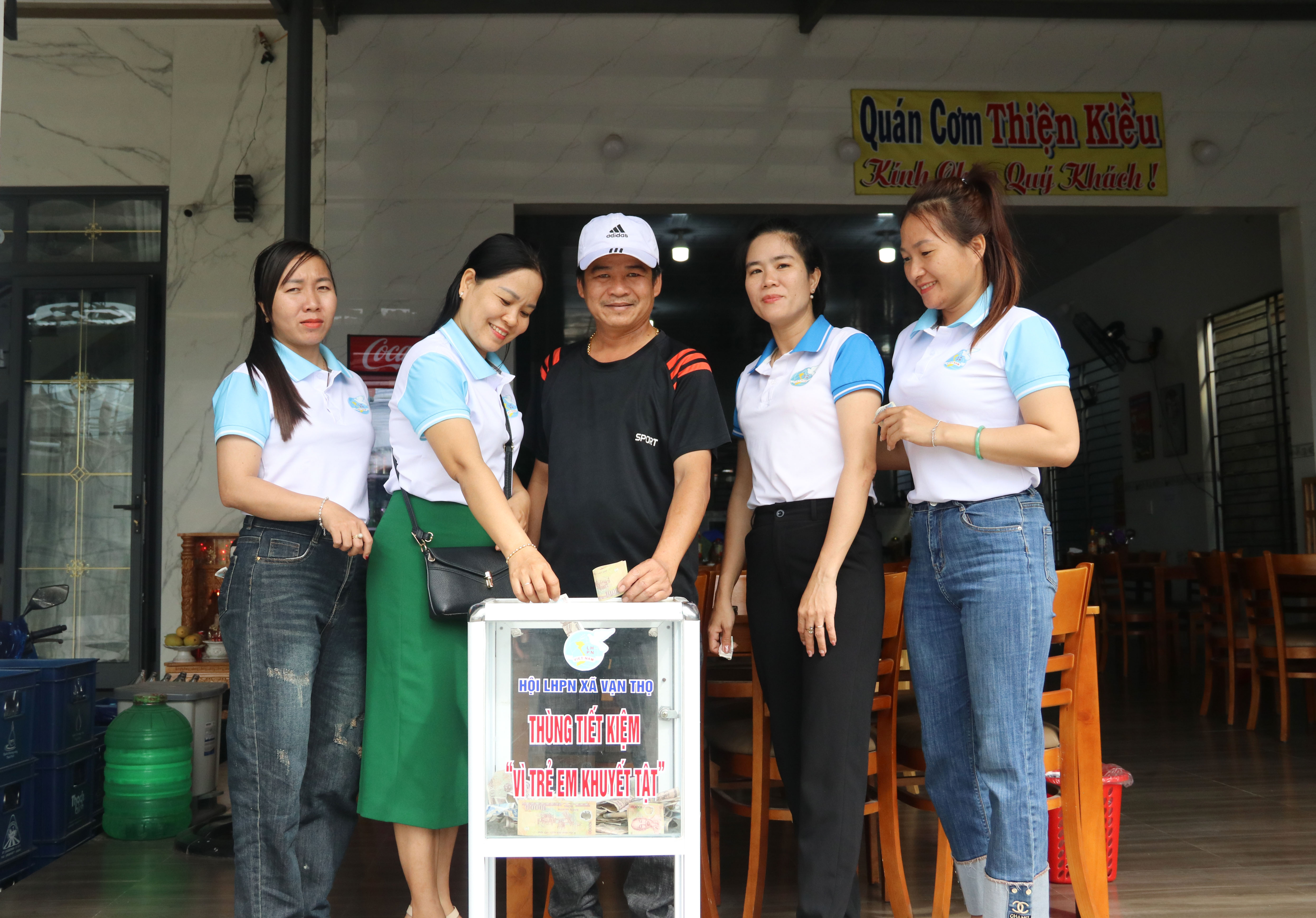 Thùng tiết kiệm được đặt tại các quán ăn để mọi người dễ dàng ủng hộ.