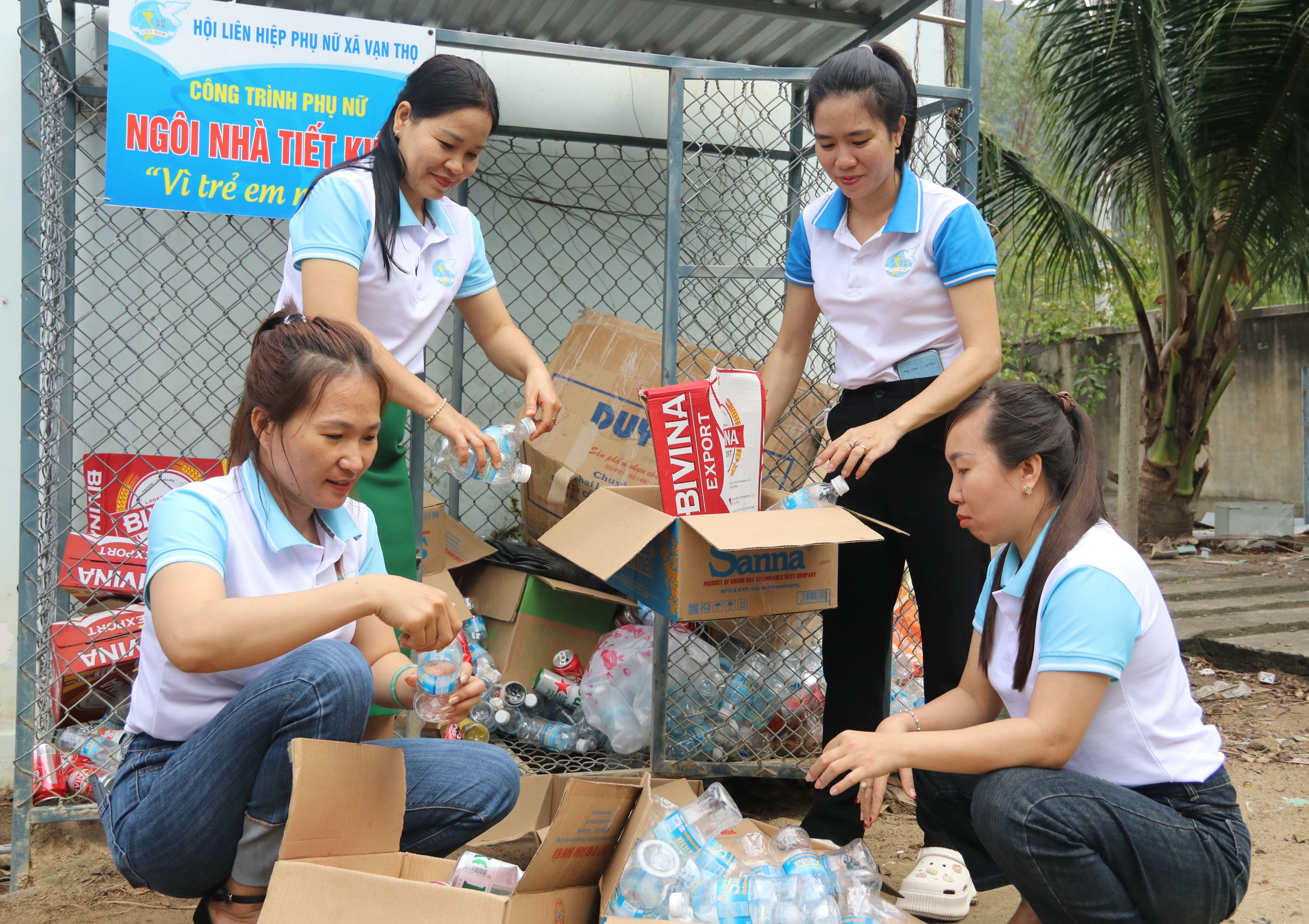 Cán bộ, hội viên phụ nữ xã Vạn Thọ phân loại và bán số phế liệu thu gom được từ Ngôi nhà tiết kiệm vì trẻ em mồ côi để gây quỹ.