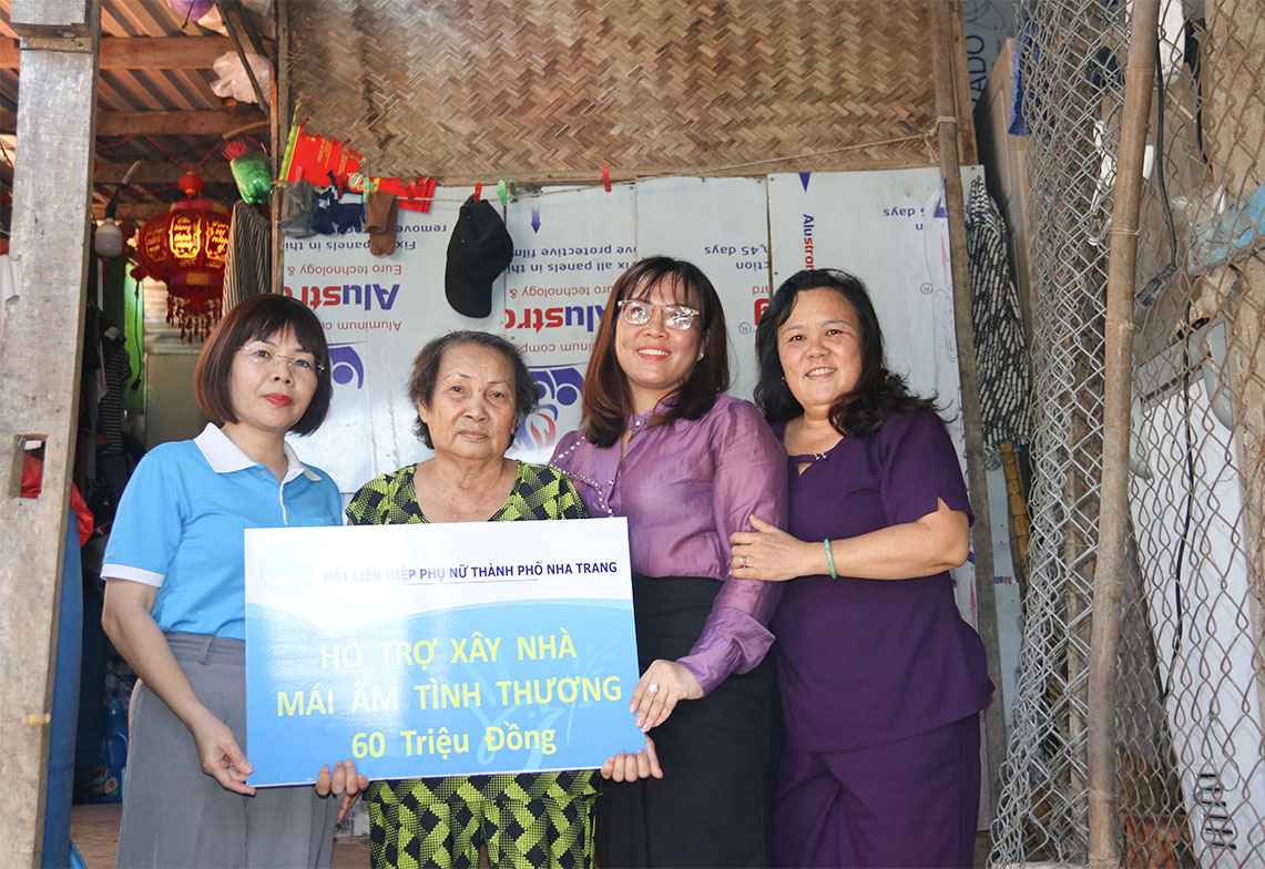 Hội Liên hiệp Phụ nữ TP. Nha Trang: 
Trao 120 triệu đồng hỗ trợ xây dựng 2 nhà “Mái ấm tình thương”