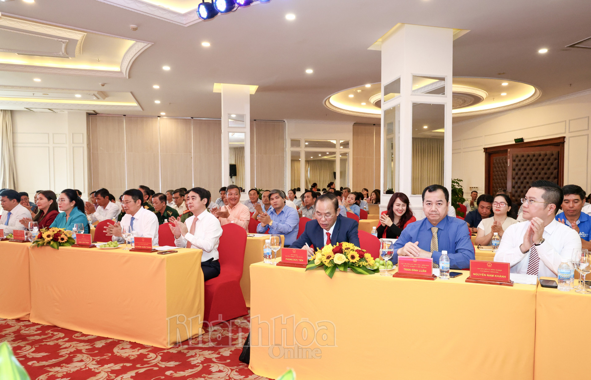 Các đại biểu tham dự buổi lễ.