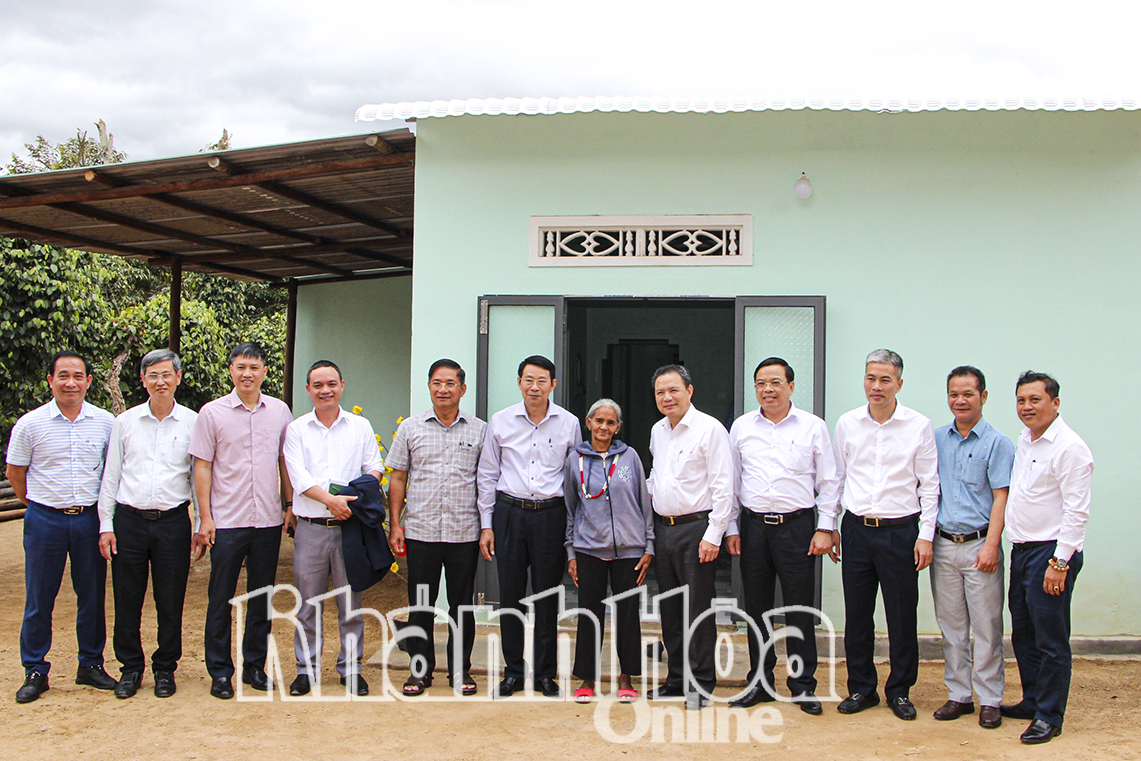 Đồng chí Đinh Văn Thiệu - Phó Chủ tịch UBND tỉnh cùng đoàn công tác Trung ương thăm một hộ dân ở xã Sơn Hiệp được hỗ trợ sửa chữa nhà ở.