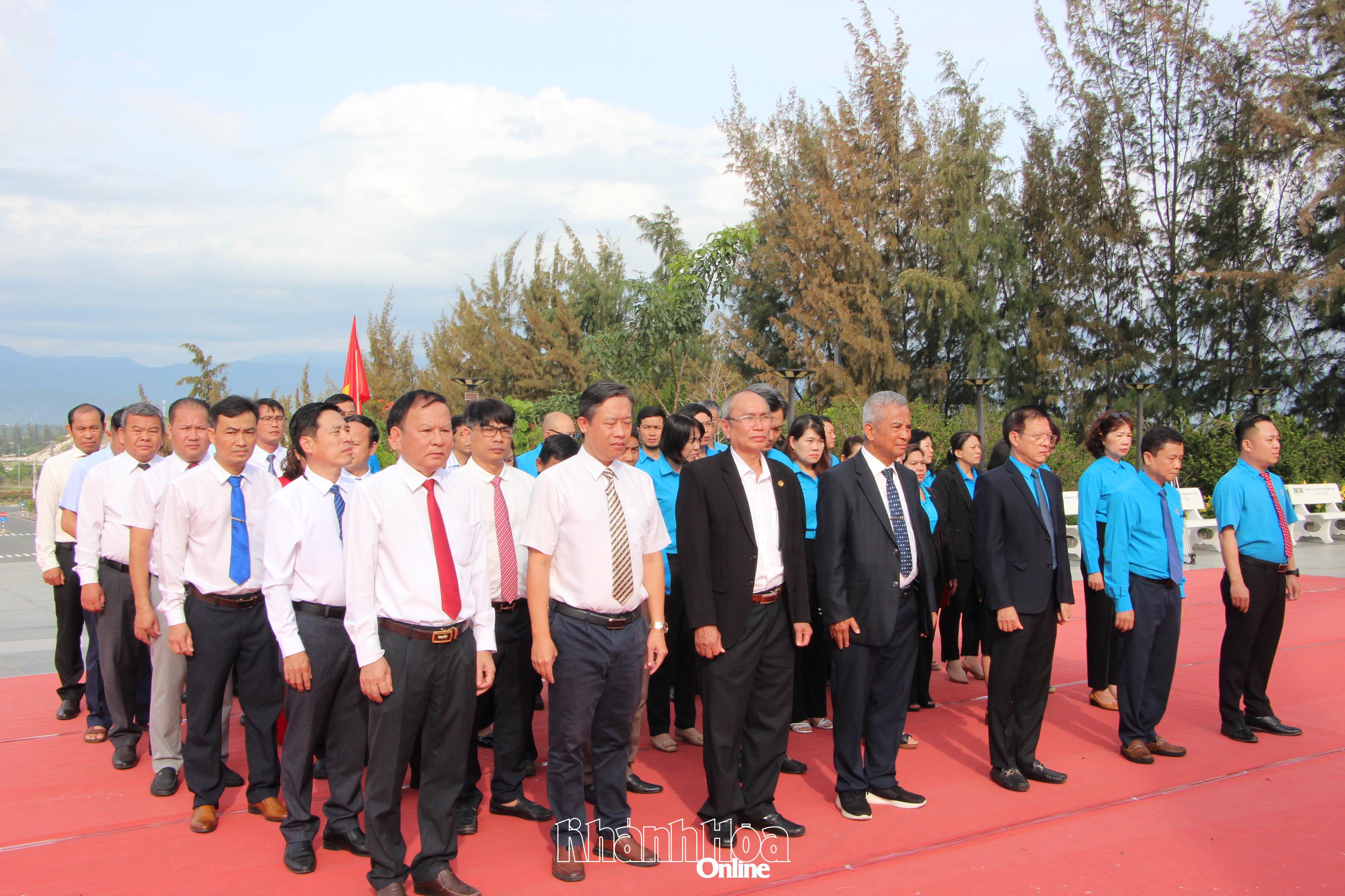 Liên đoàn Lao động tỉnh: Dâng hương, dâng hoa tại Khu tưởng niệm chiến sĩ Gạc Ma