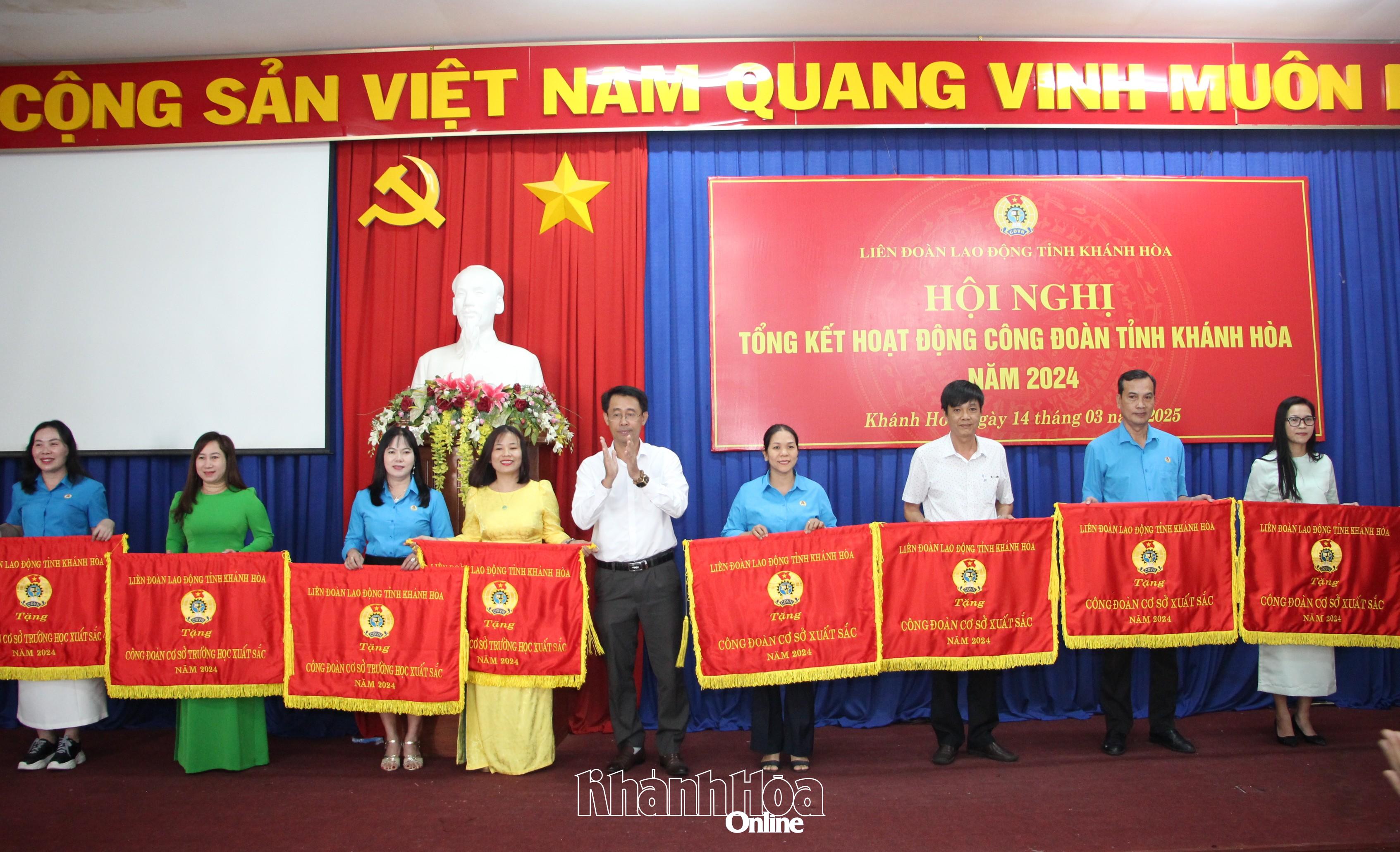 Ông Trịnh Văn Mơ - Phó Bí thư Đảng ủy Các cơ quan Đảng tỉnh trao cờ thi đua xuất sắc cho các tập thể.