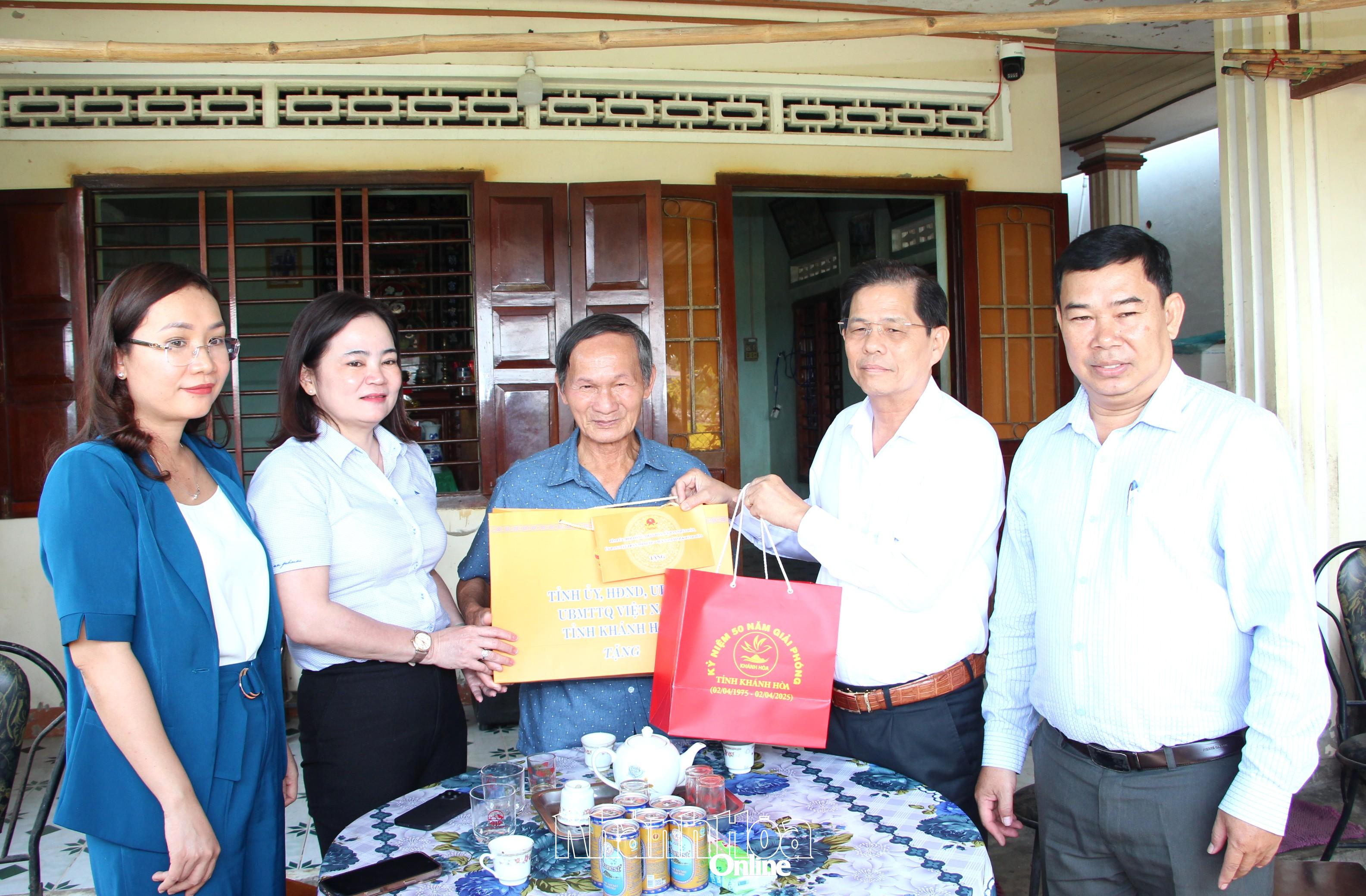 Chủ tịch UBND tỉnh Nguyễn Tấn Tuân thăm, tặng quà gia đình chính sách tiêu biểu ở thị xã Ninh Hòa