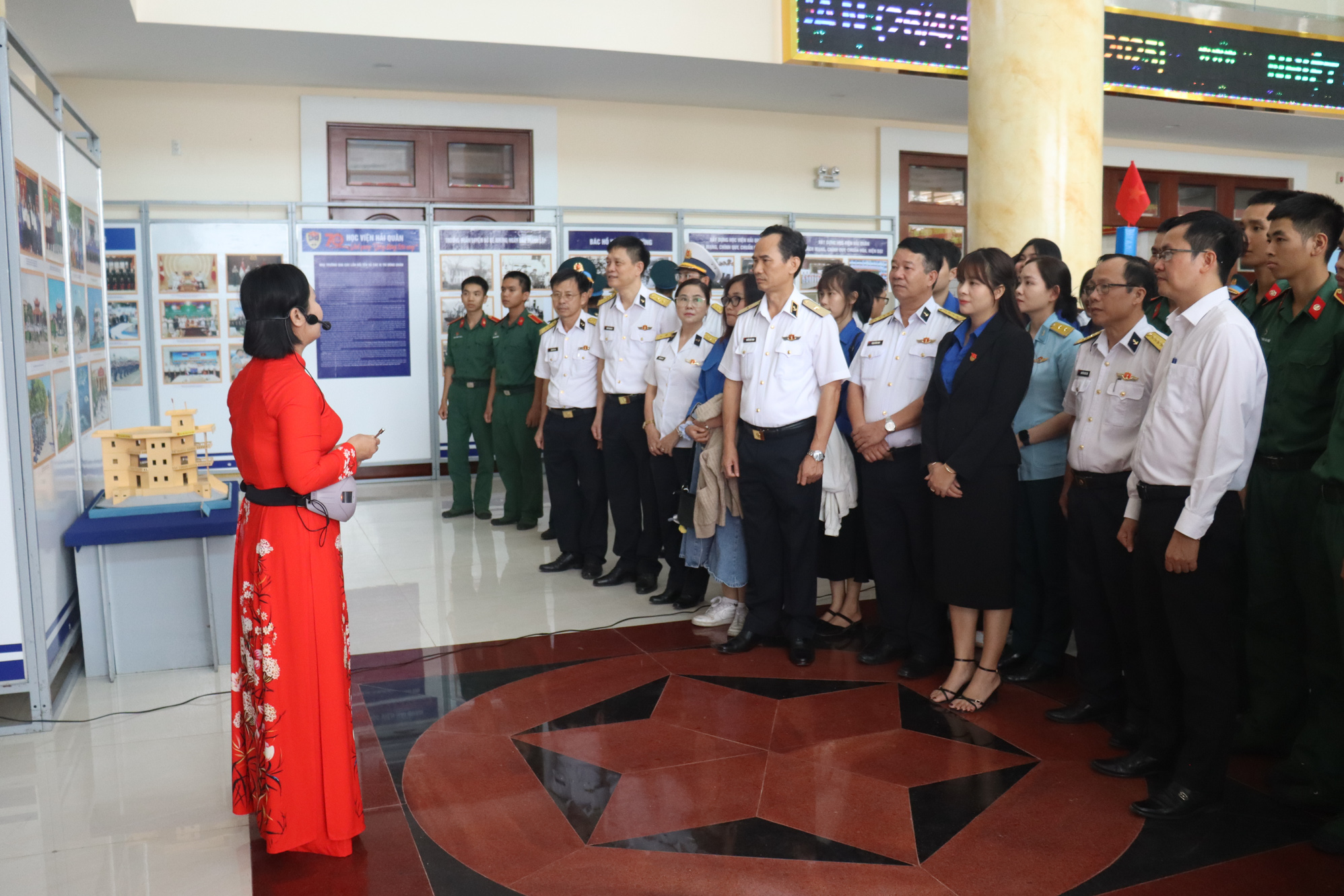 Các đại biểu tham quan tại triển lãm.