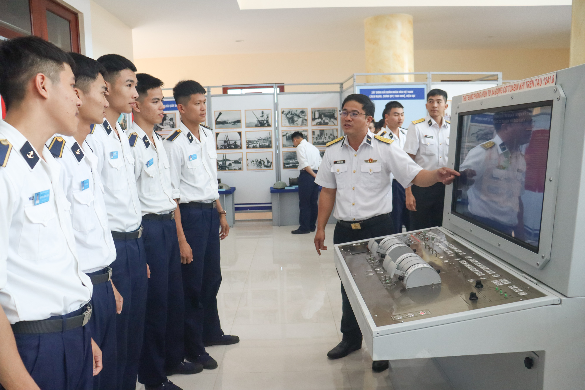 Giảng viên Học viện Hải quân giới thiệu Thiết bị mô phỏng hệ thống điều khiển từ xa động cơ Tua bin khí trên tàu Tên lửa 1241.8.