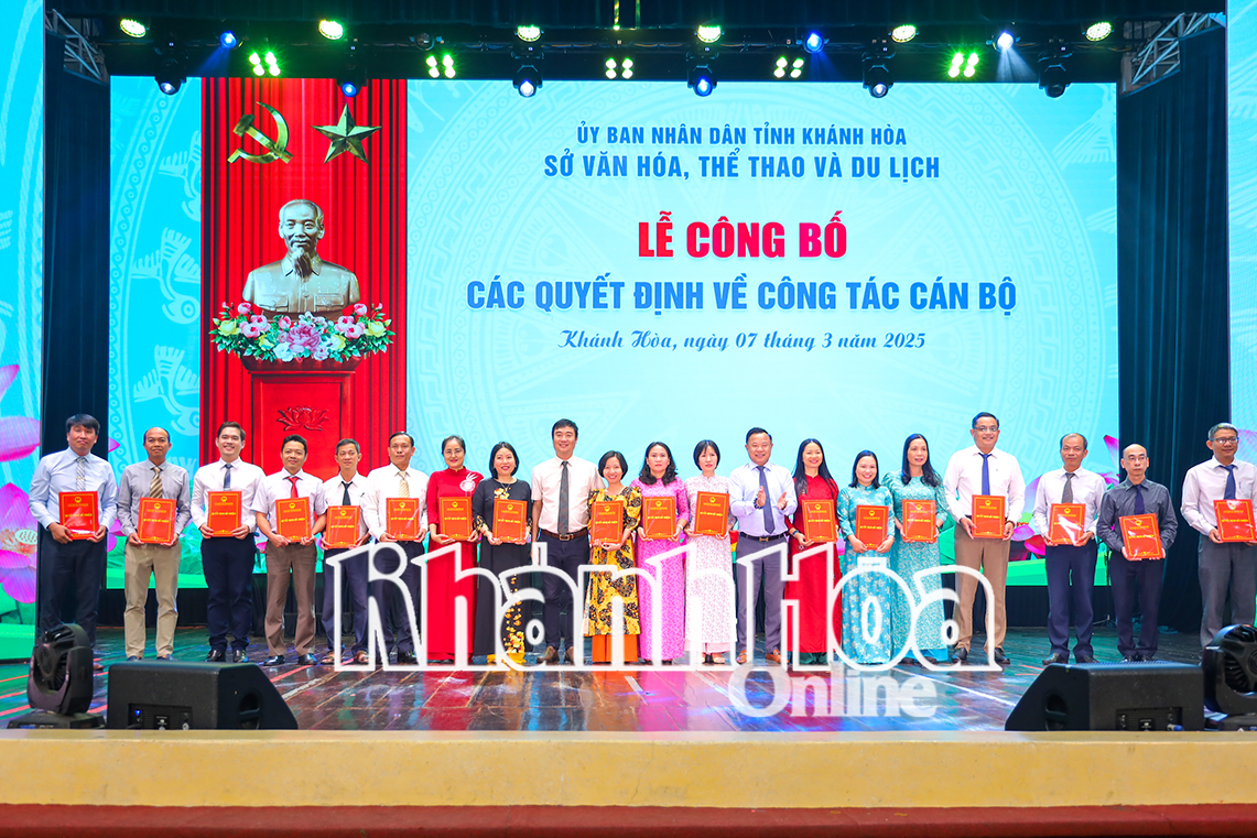 Lãnh đạo Sở Văn hóa, Thể thao và Du lịch trao quyết định cho các cán bộ. 