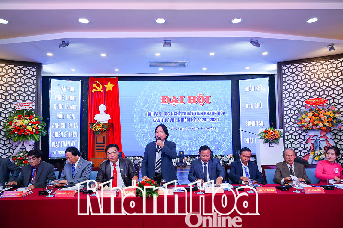 Đoàn chủ tịch chủ trì đại hội.