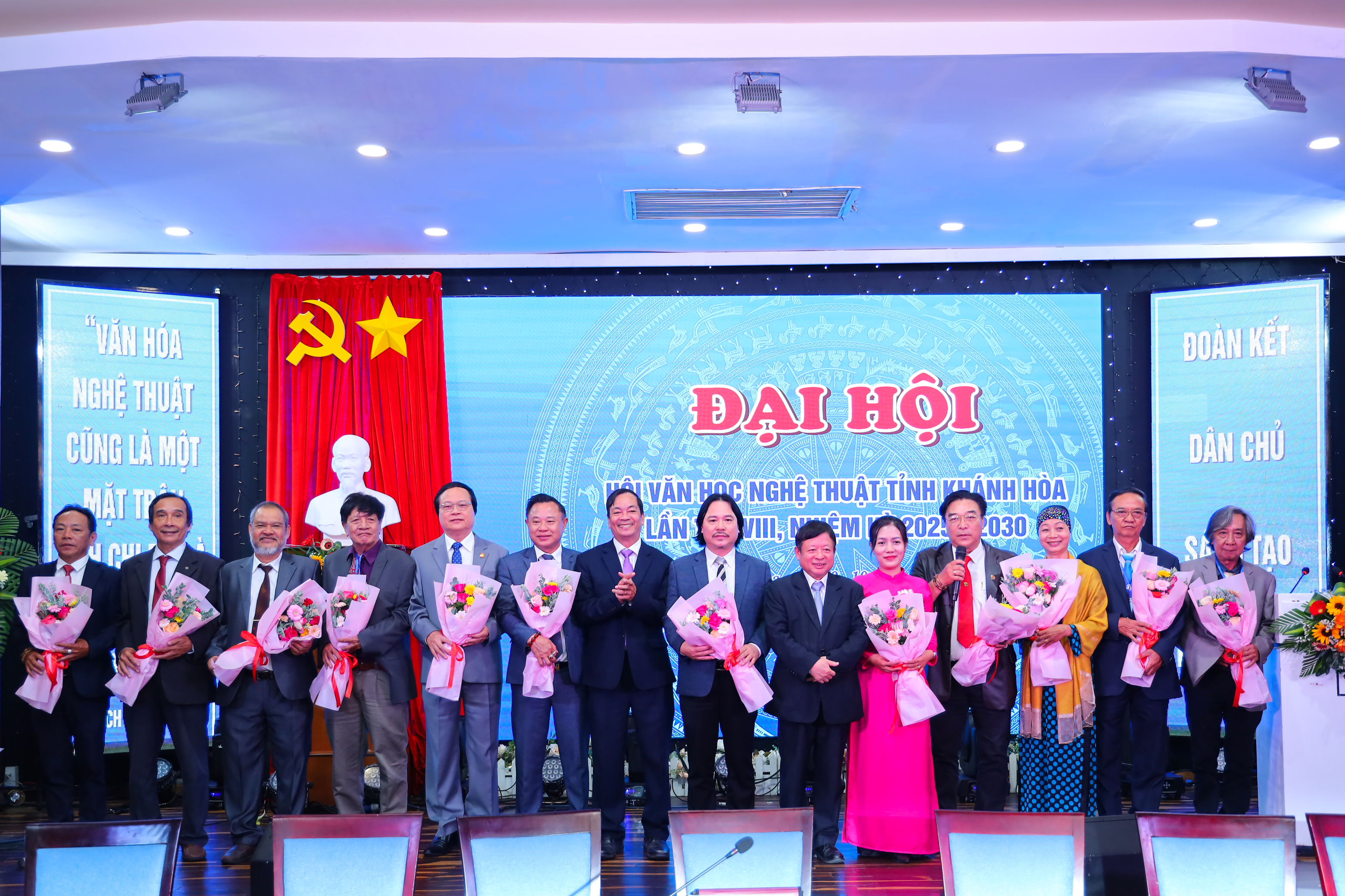 Ban chấp hành Hội VHNT tỉnh Khánh Hòa nhiệm kỳ 2025-2030 ra mắt đại hội.   