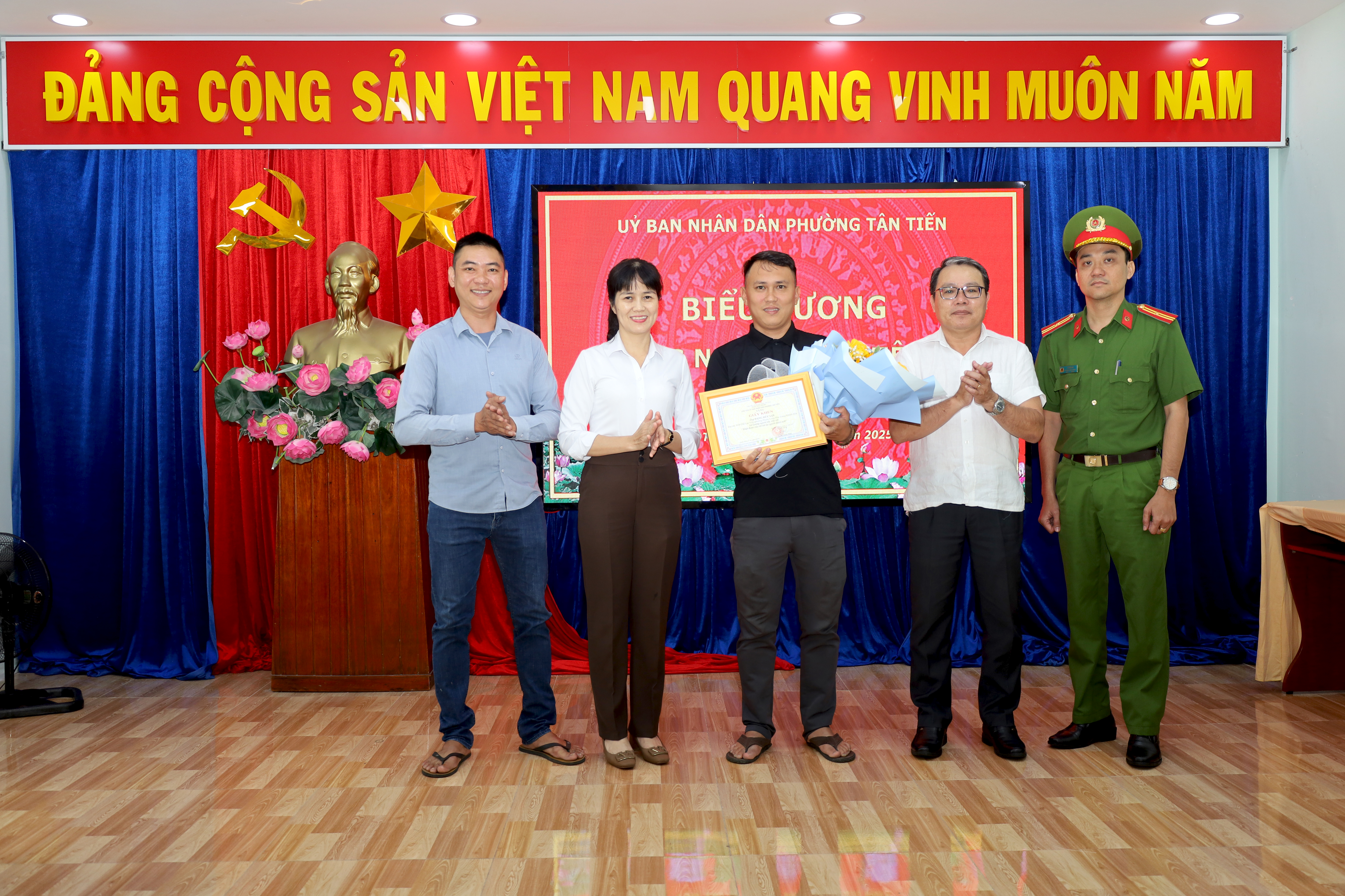 Một công dân phường Phước Long nhặt được ví tiền trả lại người đánh rơi