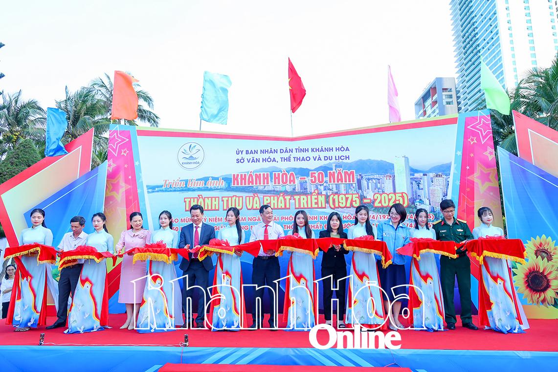 Khai mạc triển lãm ảnh Khánh Hòa - 50 năm thành tựu và phát triển