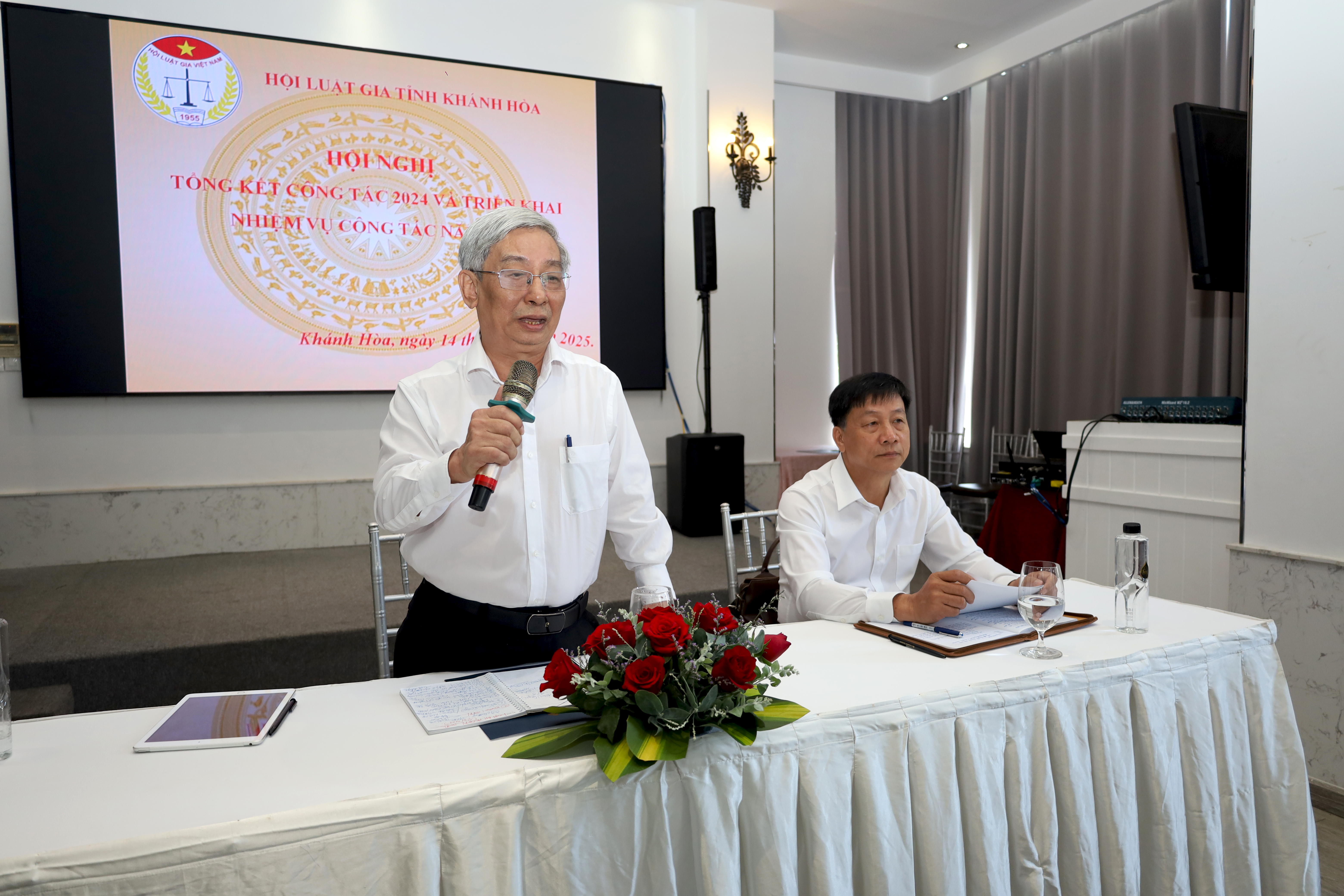 Chủ trì hội nghị. 