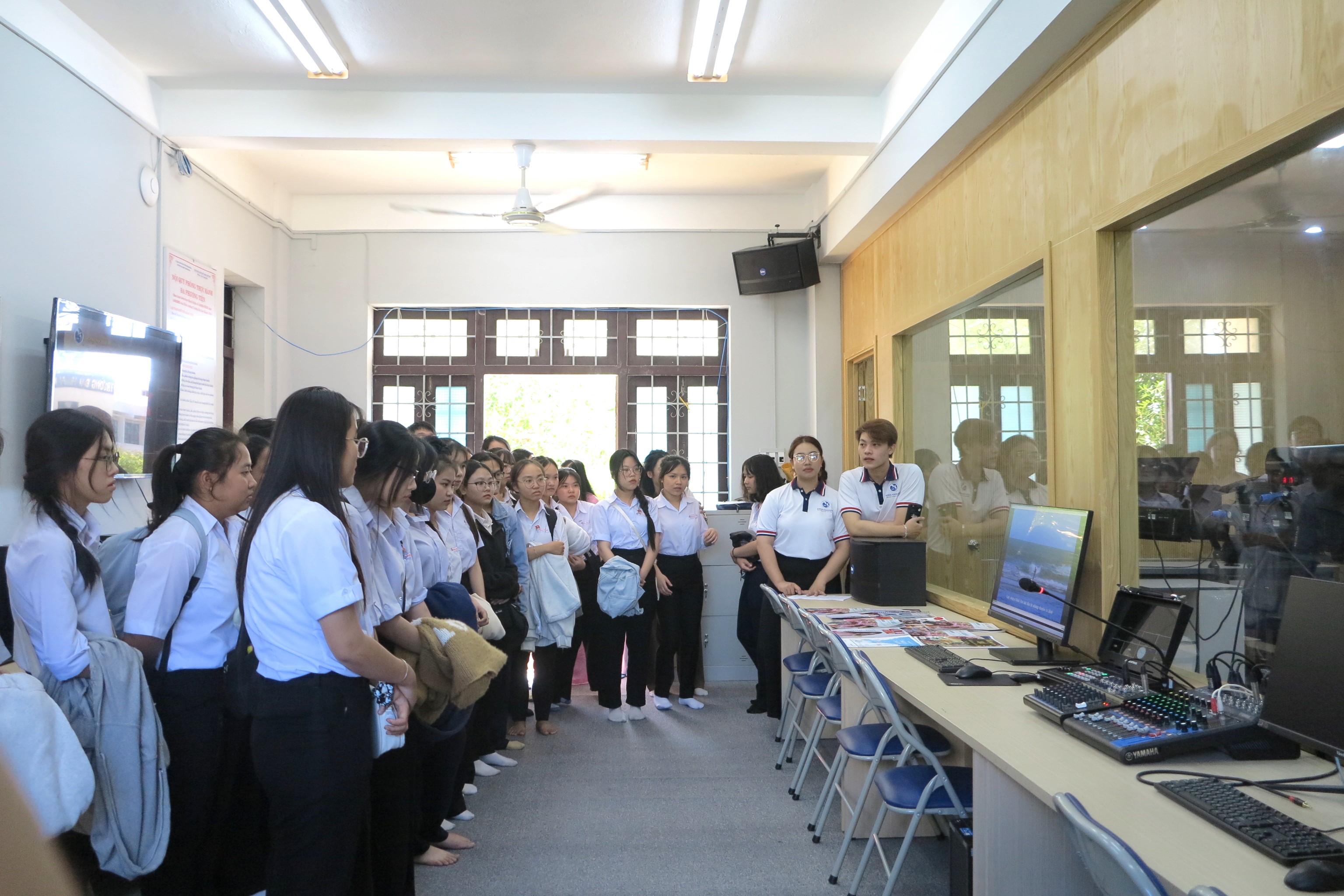 Trường Đại học Khánh Hòa: Tổ chức tham quan, hướng nghiệp cho học sinh Trường THPT Hoàng Hoa Thám