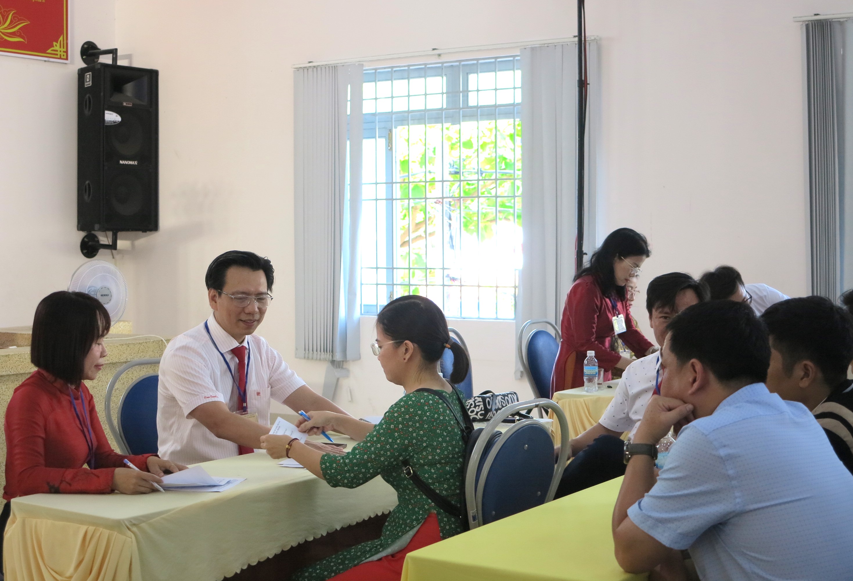 Giáo viên bốc thăm tiết dạy. 