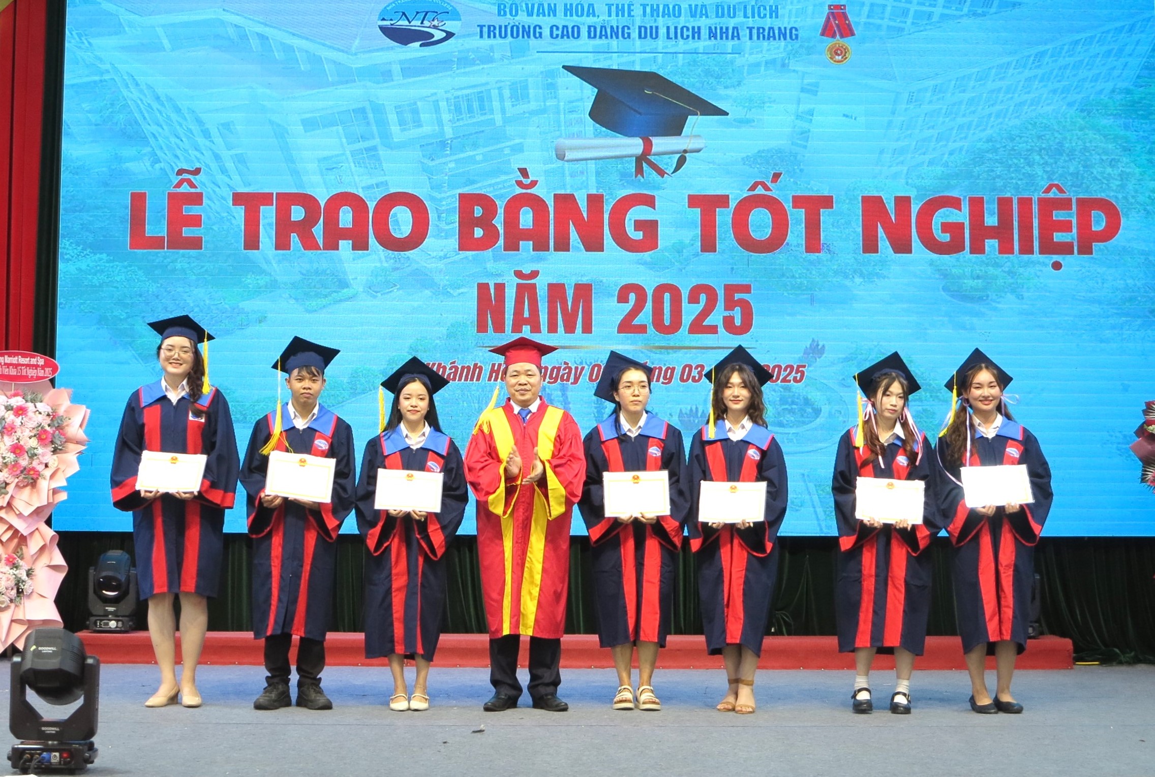 Trường Cao đẳng Du lịch Nha Trang: Trao bằng tốt nghiệp cho gần 500 sinh viên