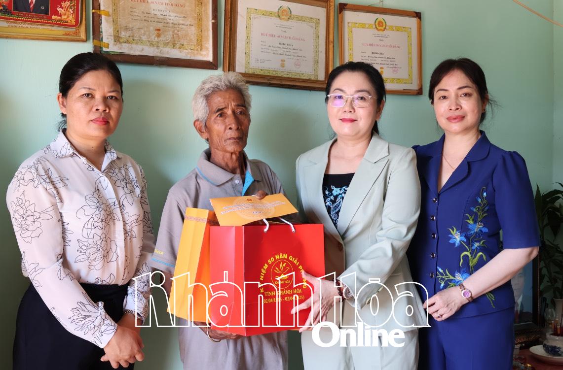 Phó Chủ tịch HĐND tỉnh Khánh Hòa Phạm Thị Xuân Trang: Thăm, tặng quà các gia đình người có công tiêu biểu ở xã Khánh Bình