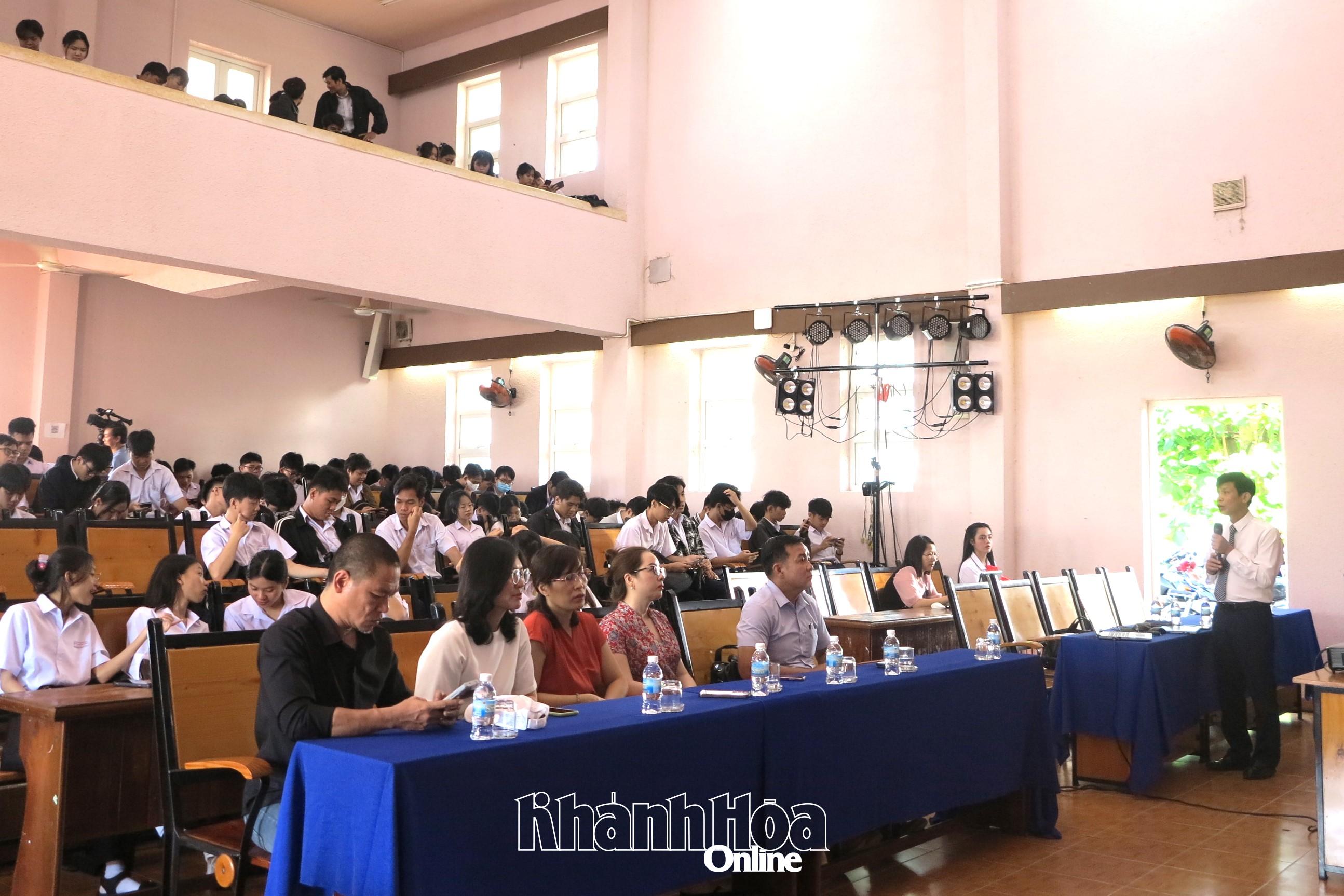 Trường Đại học Khánh Hòa: Tư vấn hướng nghiệp cho học sinh Trường THPT Hoàng Văn Thụ 