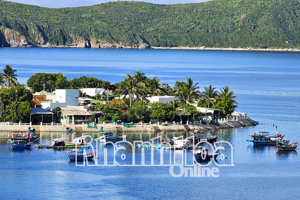 Khung cảnh yên bình ở làng chài Bích Đầm.