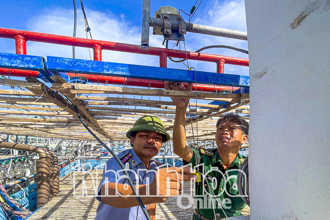 Lực lượng chức năng kiểm tra kẹp chì, niêm phong hệ thống giám sát hành trình tàu cá trước khi tàu rời cảng.